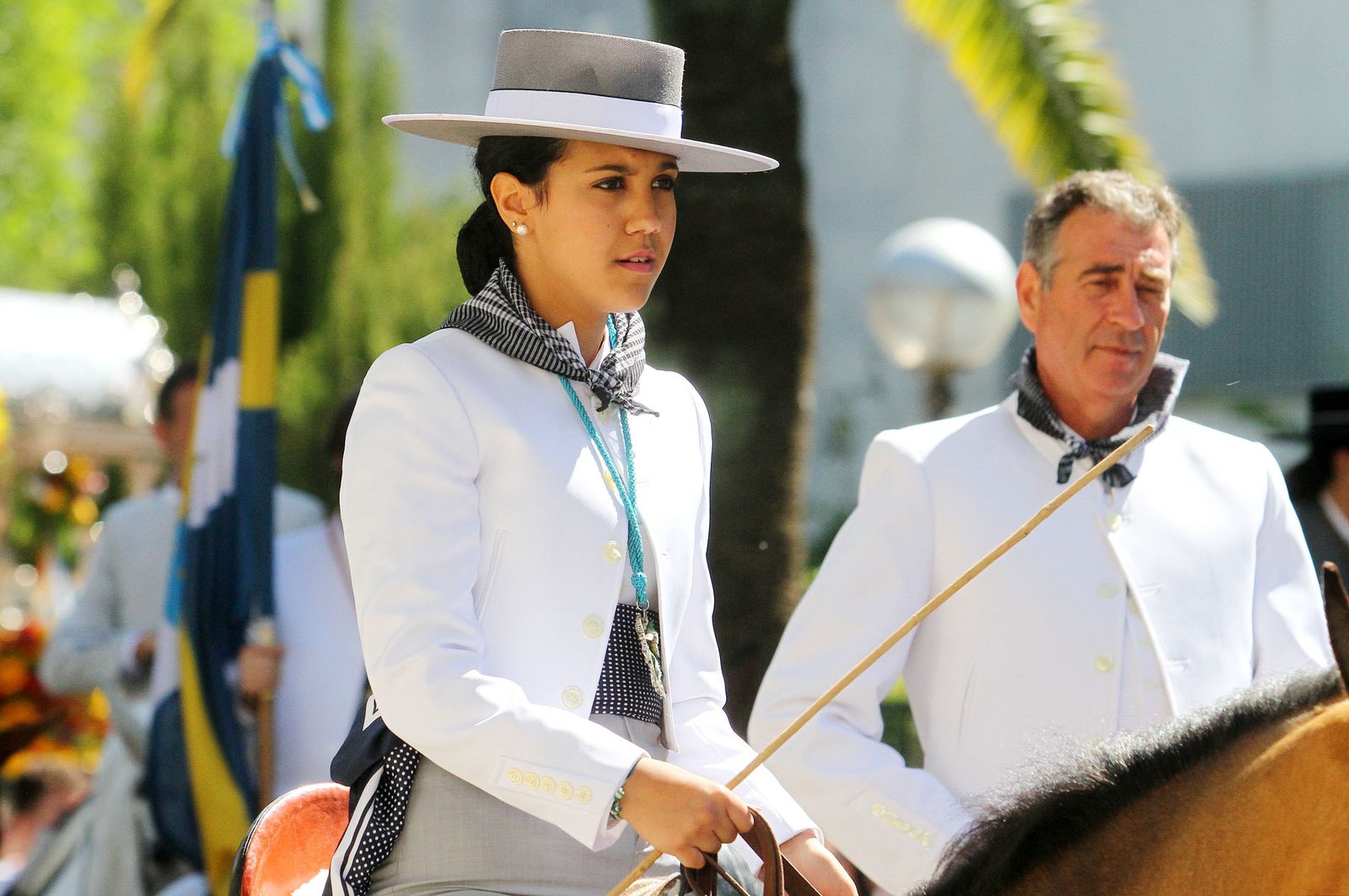 Imágenes de los caballistas, peregrinos a pie y carros de la Hdad de Emigrantes