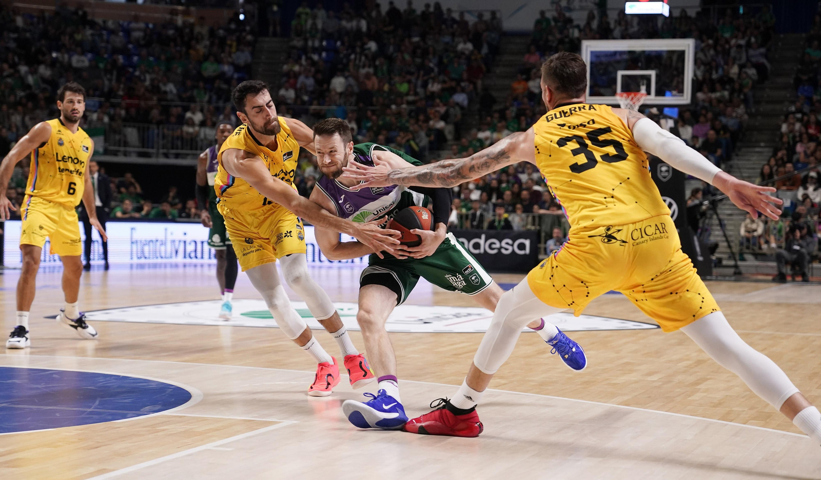 Unicaja y Lenovo, durante el partido de Liga Unicaja y Lenovo, durante el partido de Liga