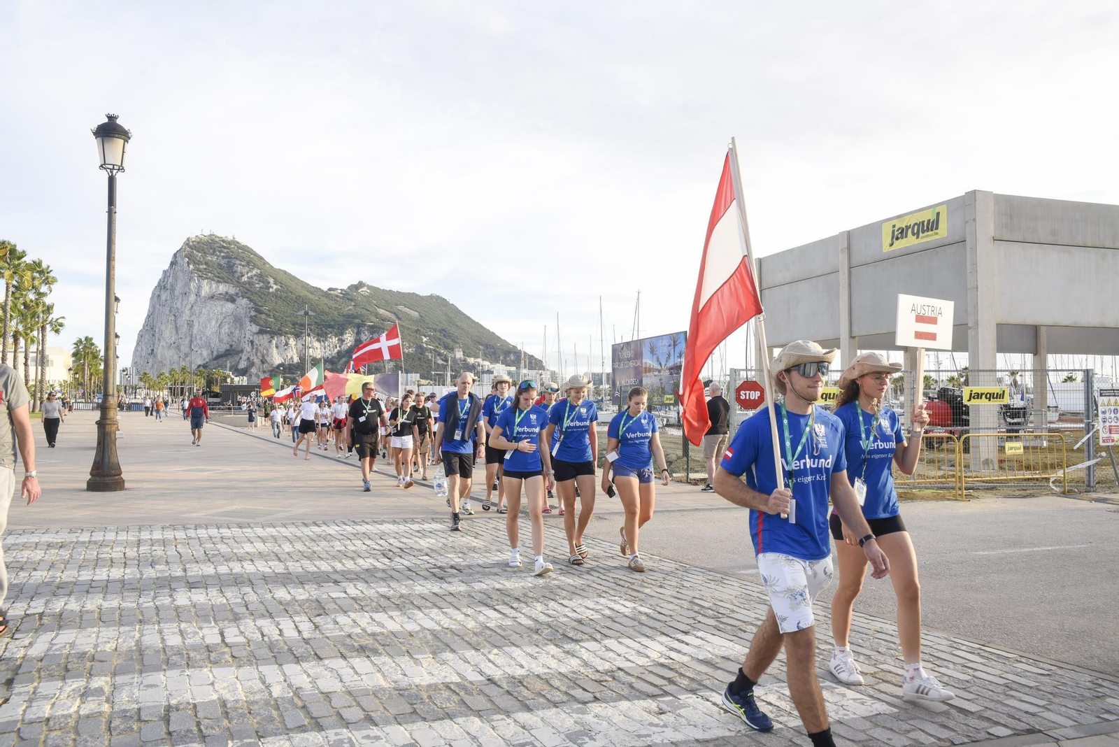 Las fotos del desfile de participantes de la Copa de la Juventud Europea de remo beach sprint de La Línea
