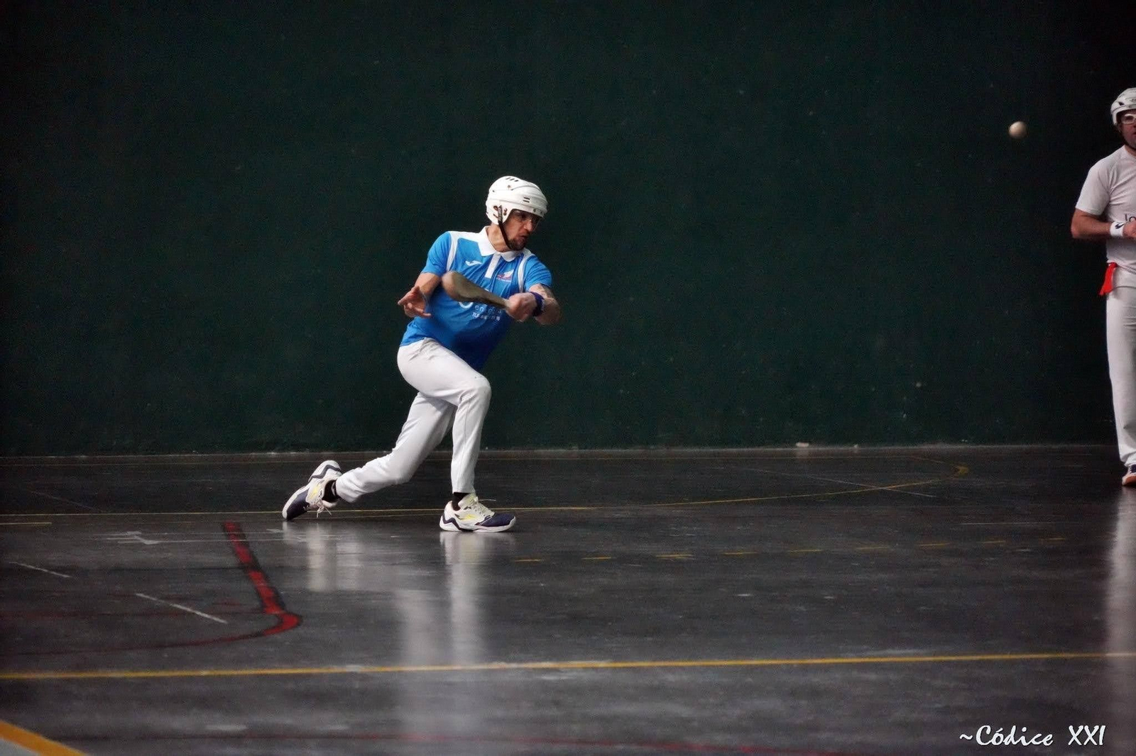 Uno de los jugadores almerienses durante la disputa de uno de los partidos del campeonato.