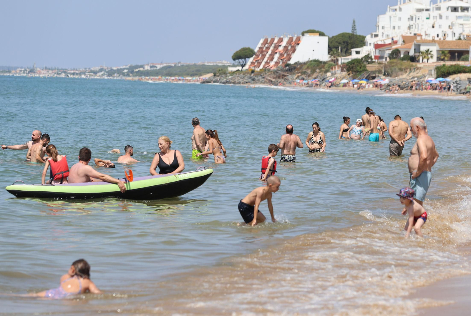 Ambiente en las playas de Huelva en la mañana de domingo