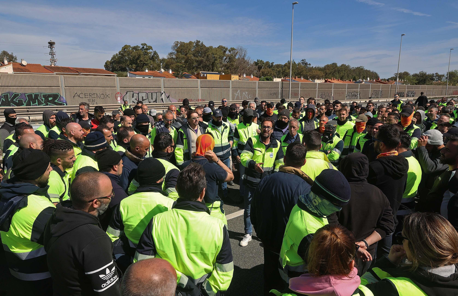 El nuevo corte de la A7 por los huelguistas de Acerinox, en imágenes