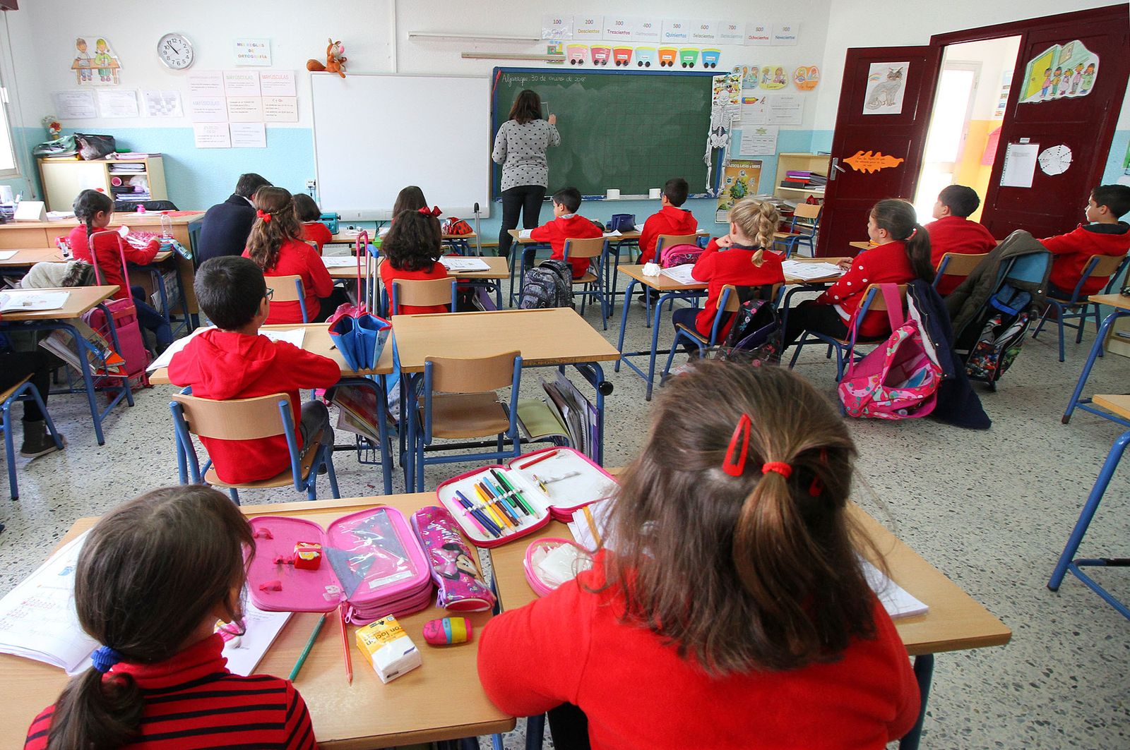 Alumnos de Primaria atienden las explicaciones de una maestra.