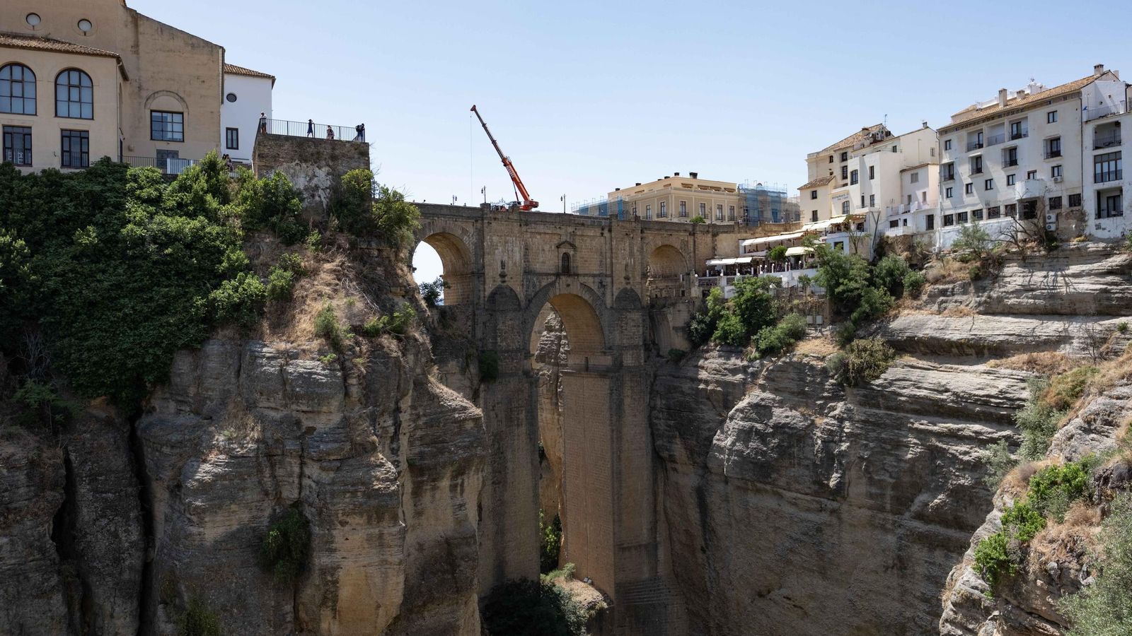 La descarga de materiales se ha realizado desde el Puente Nuevo.