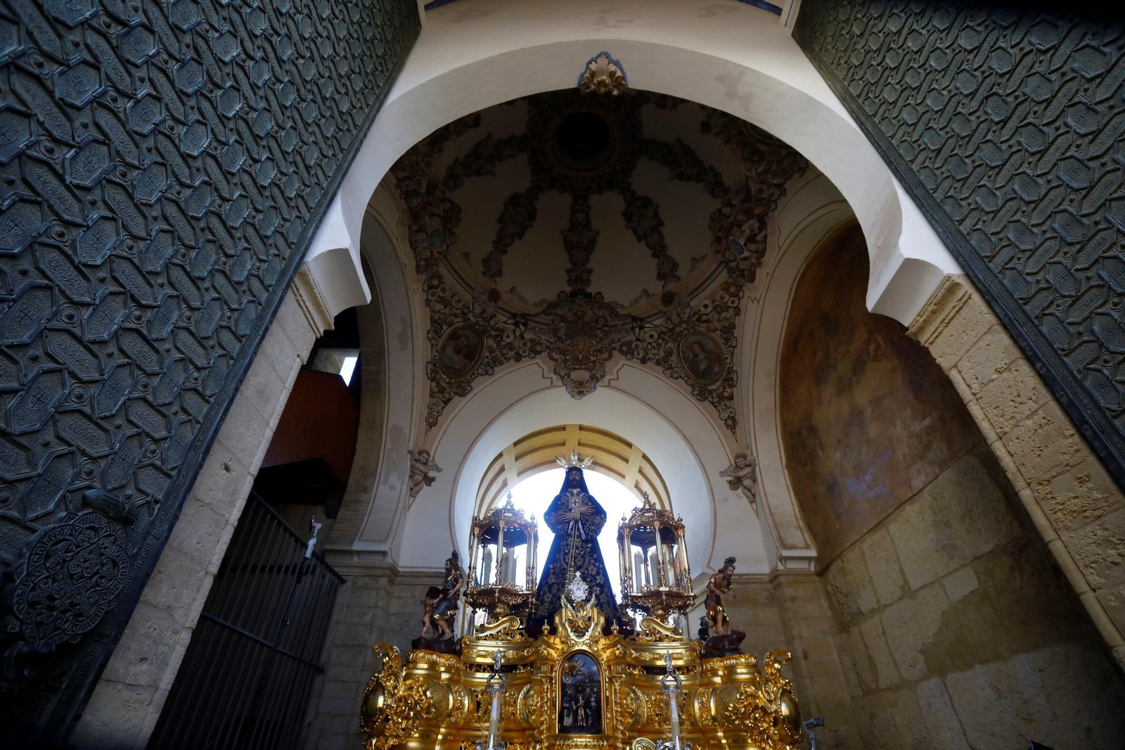 Las mejores fotos de los traslados de regreso de las hermandades tras el Magno Vía Crucis de Córdoba