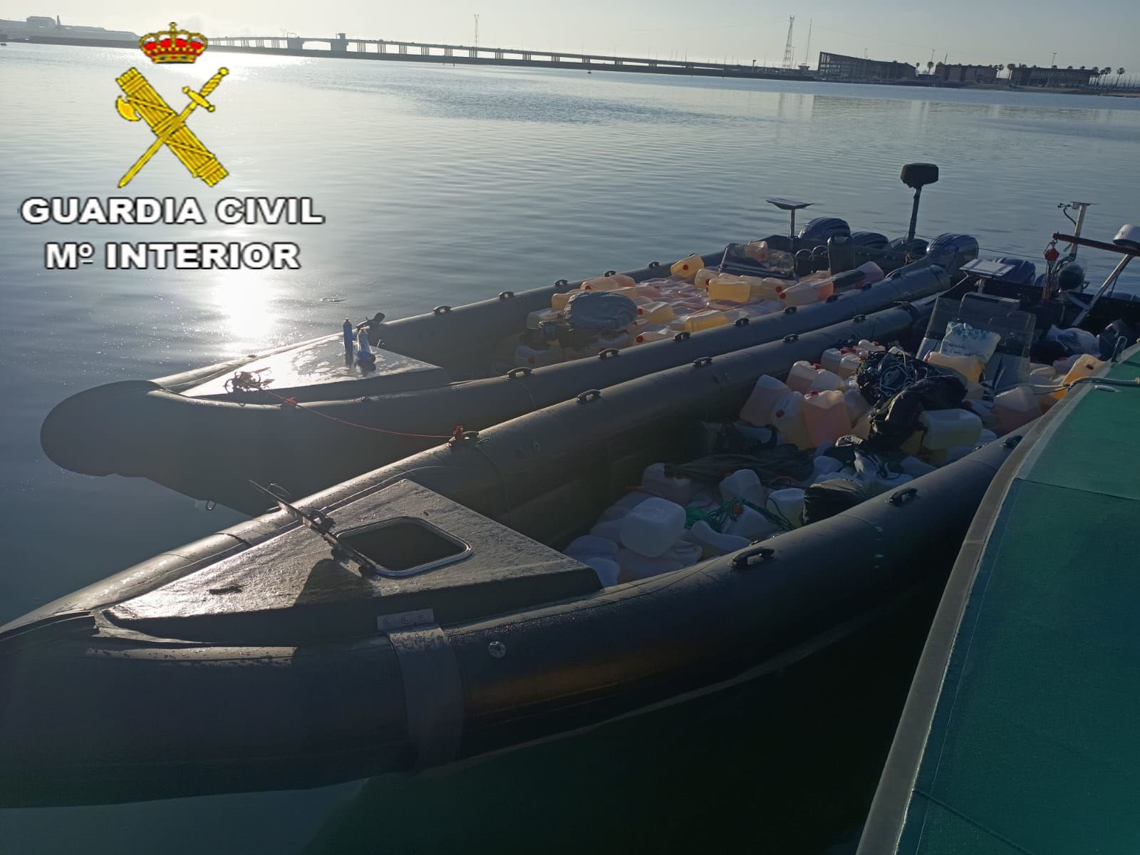 Las gomas con la gasolina incautada.