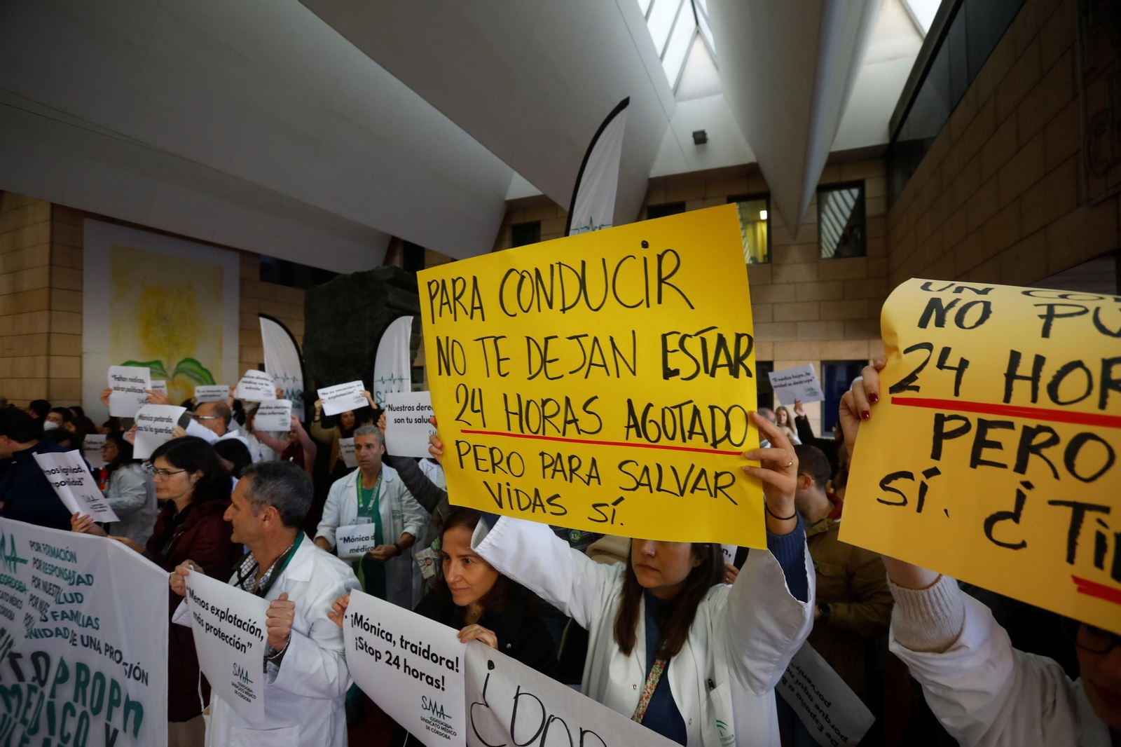 La concentración por la huelga de médicos en Córdoba contra el Estatuto Marco, en imágenes