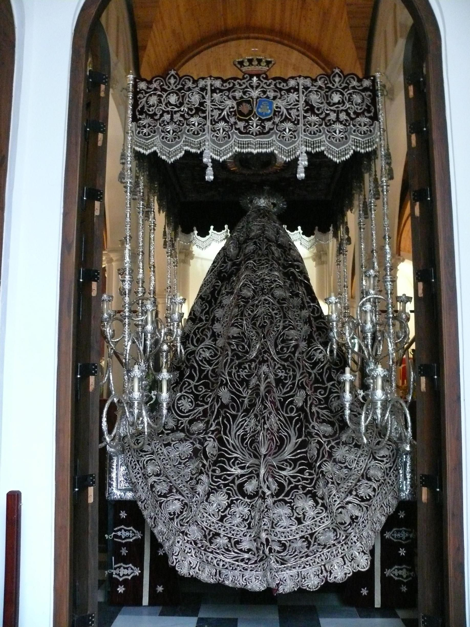 La Virgen de los Dolores con el antiguo manto del Valle.