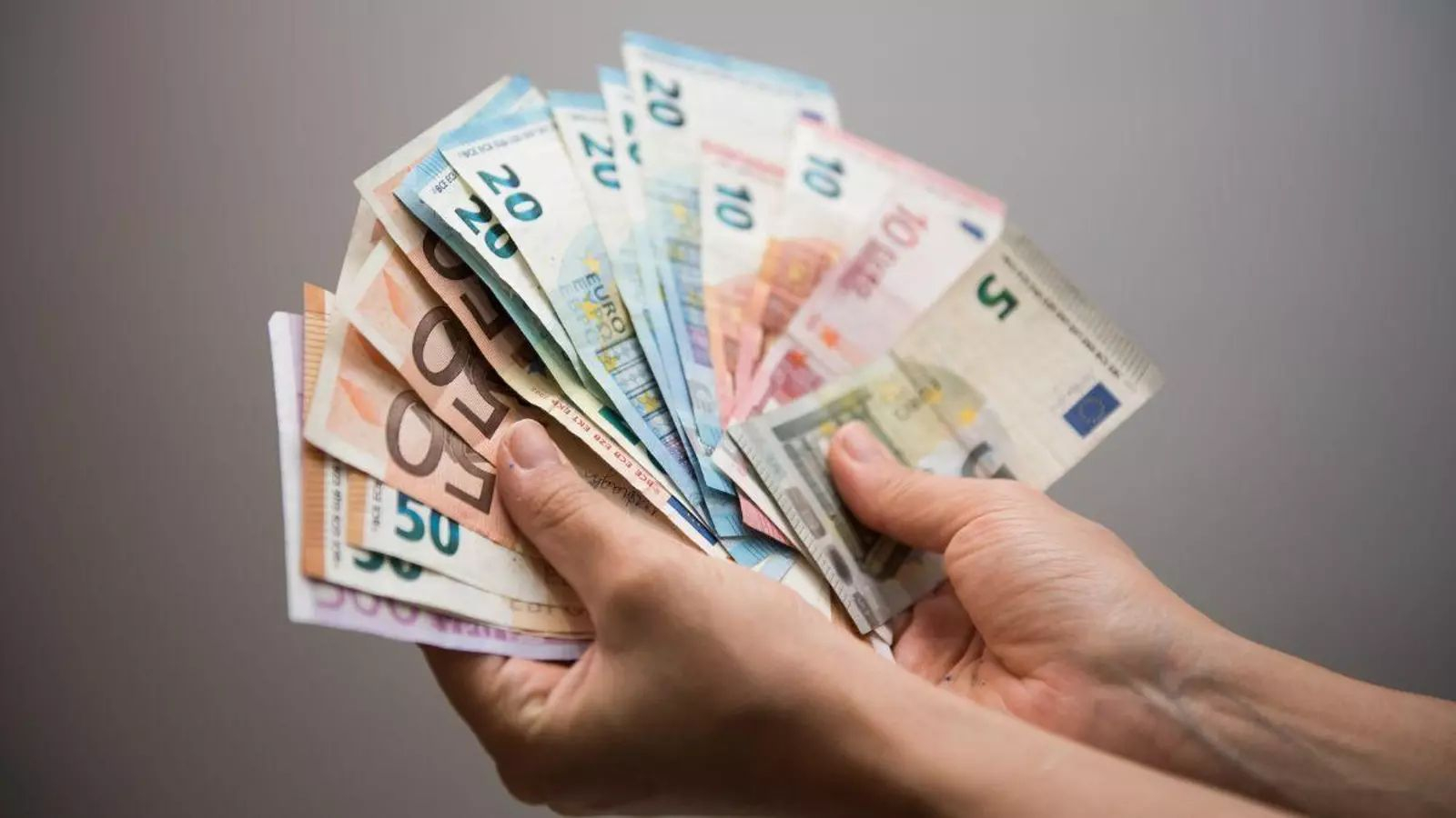 Hacienda dará una bonificación de 1.150 euros si se conviven con mayores de 65 años