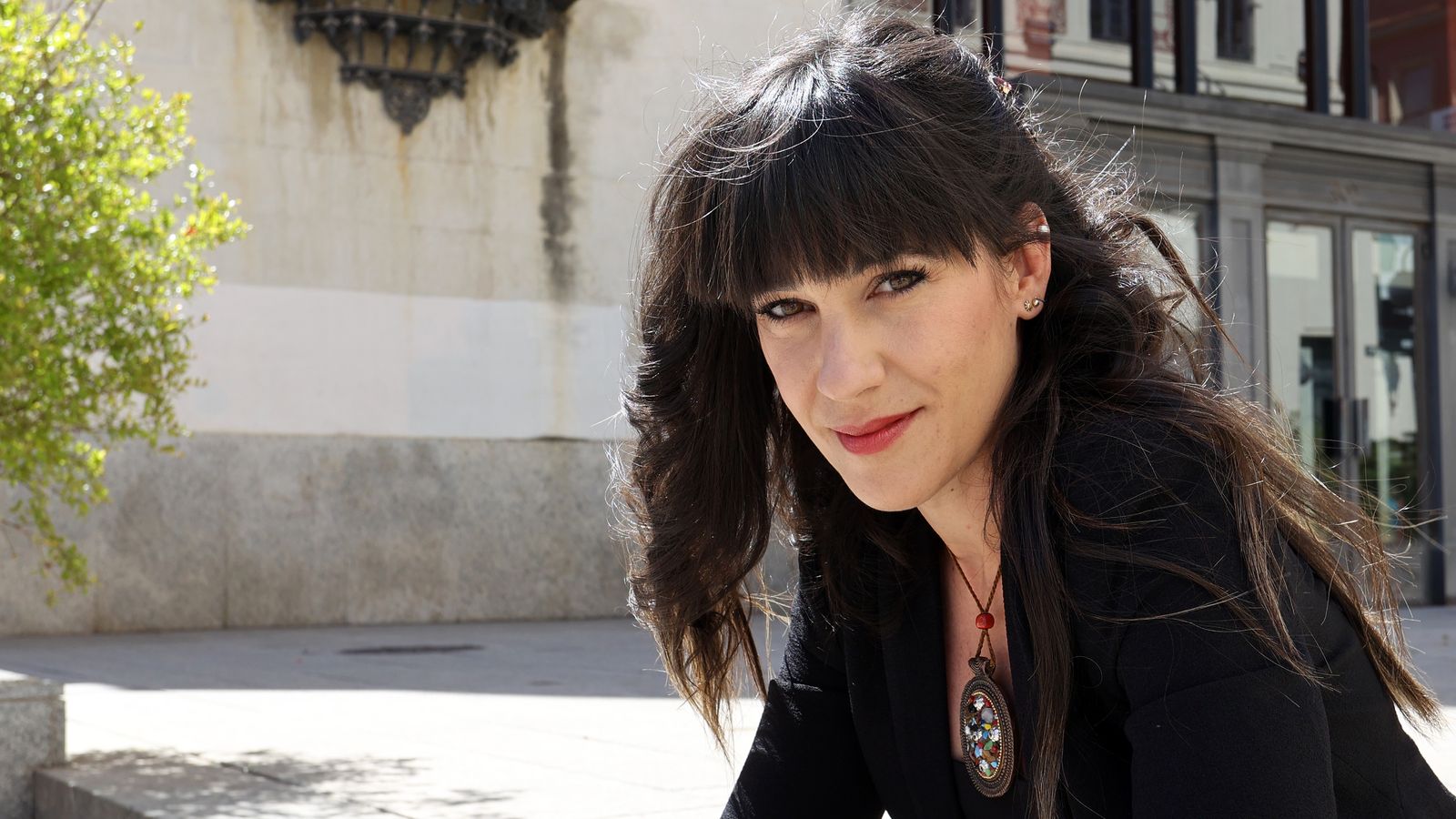 Beatriz Garrido (Lola Mento) posa en la puerta del Teatro Villamarta.