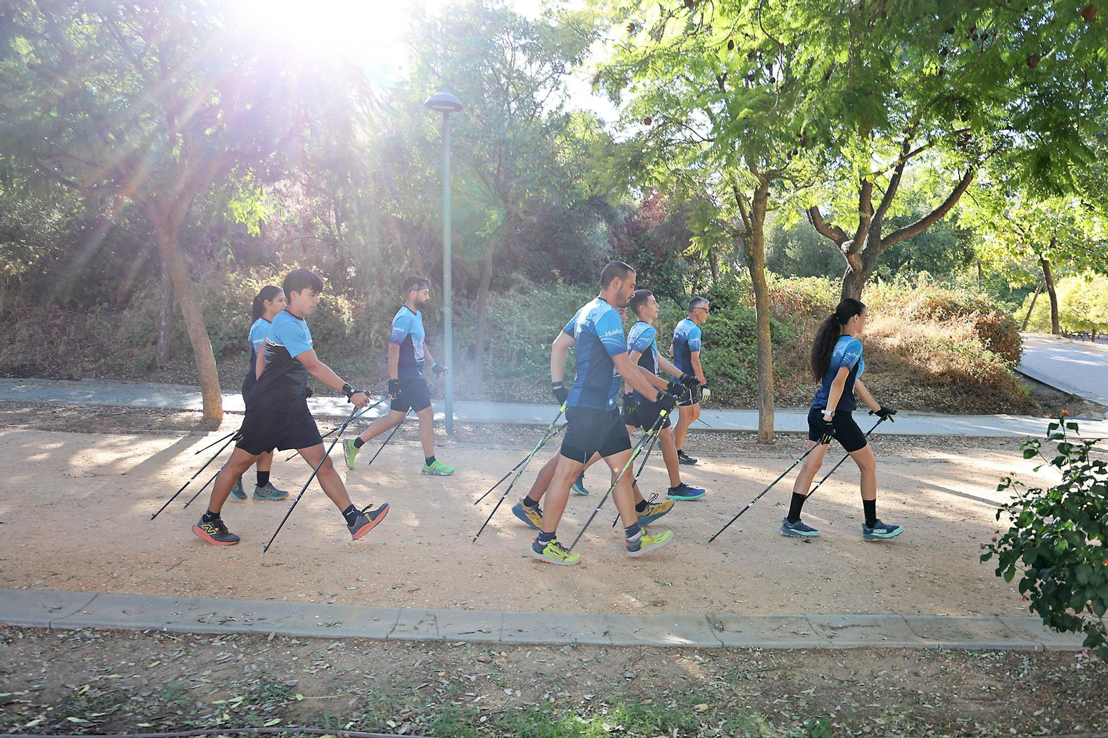 Imágenes de un entrenamiento de marcha nórdica del CD Multideportes