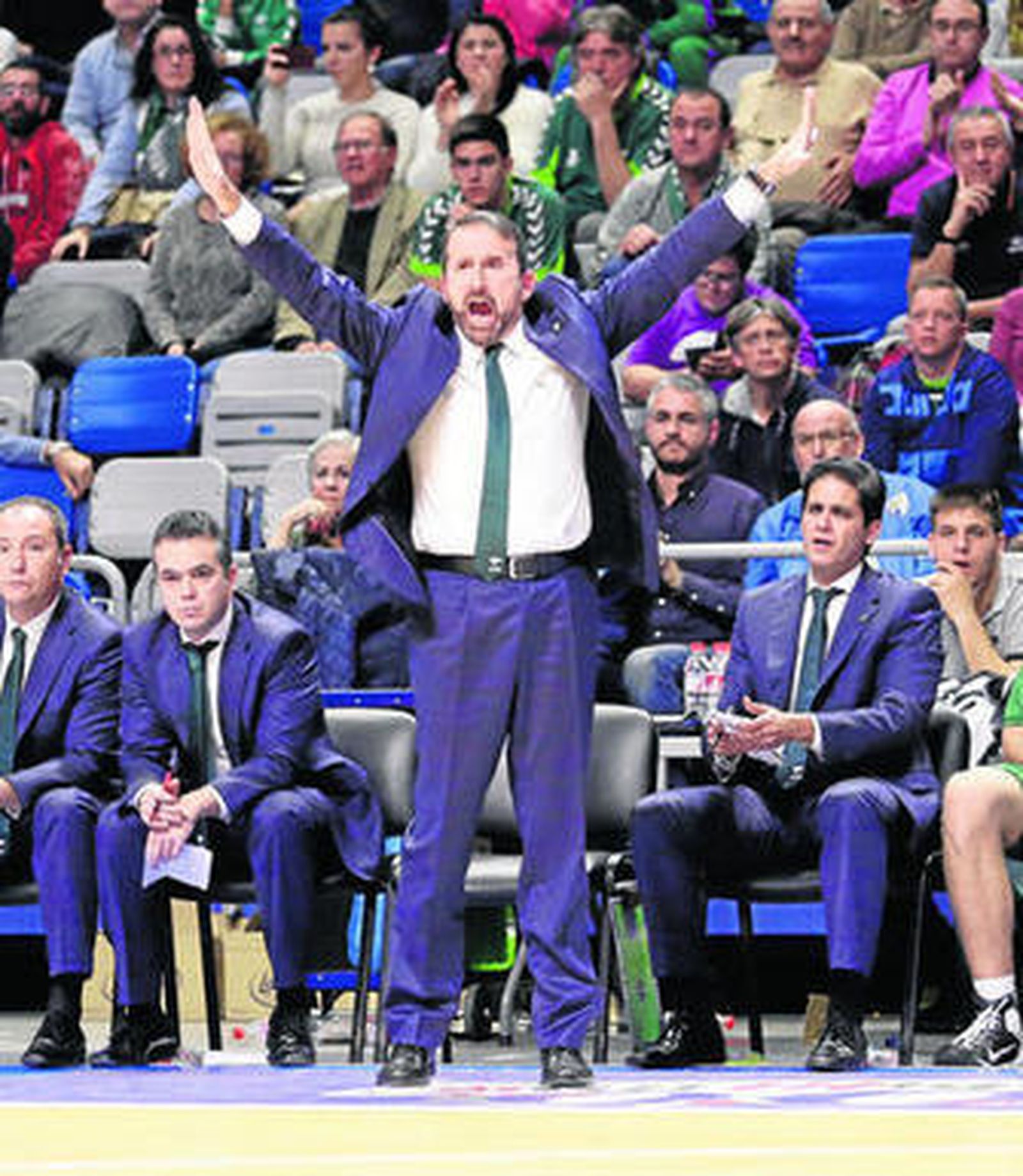 Joan Plaza gesticula durante el partido de ayer.