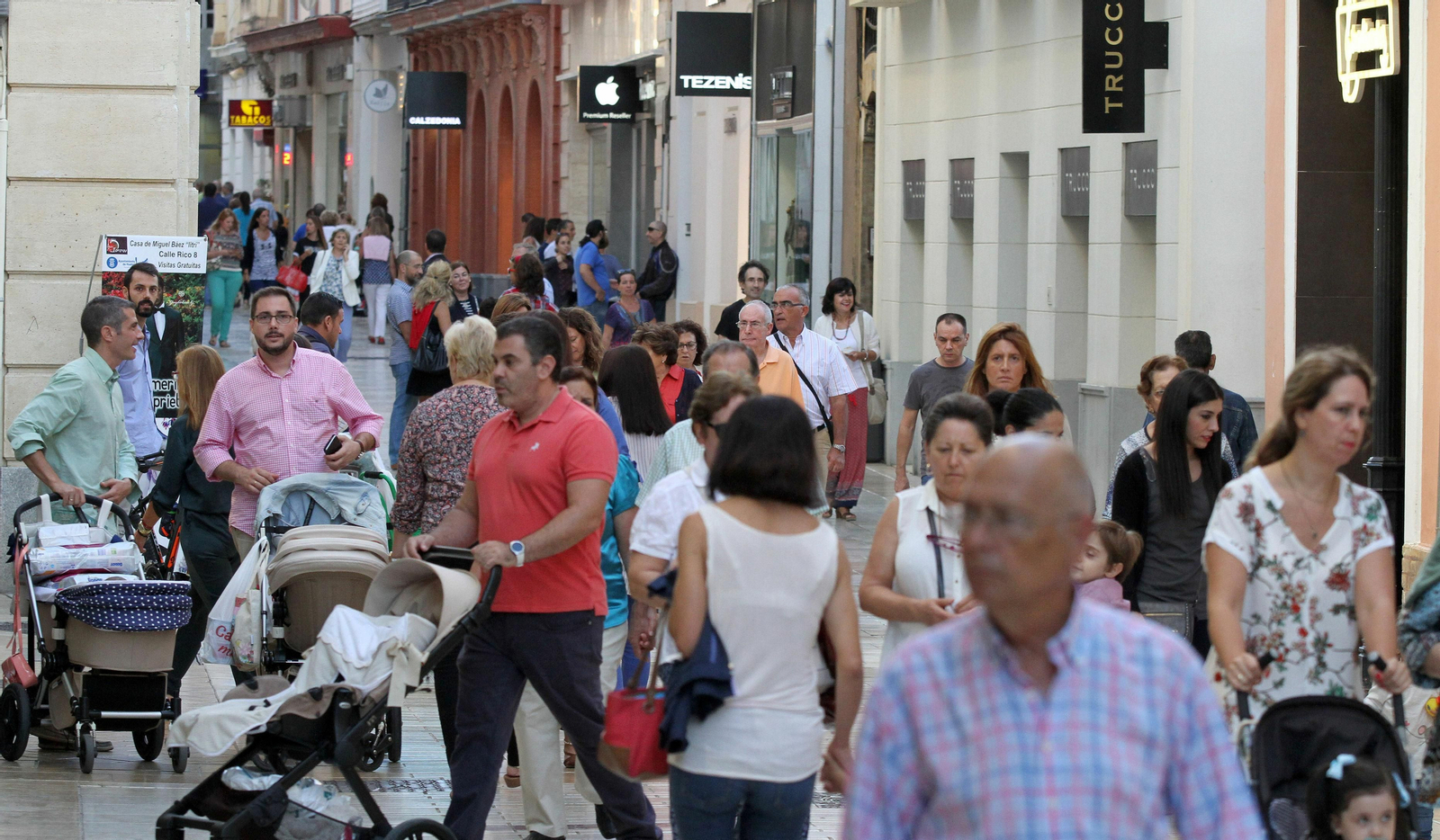 Una de las principales calles comerciales del centro de Huelva muy concurrida por la tarde.