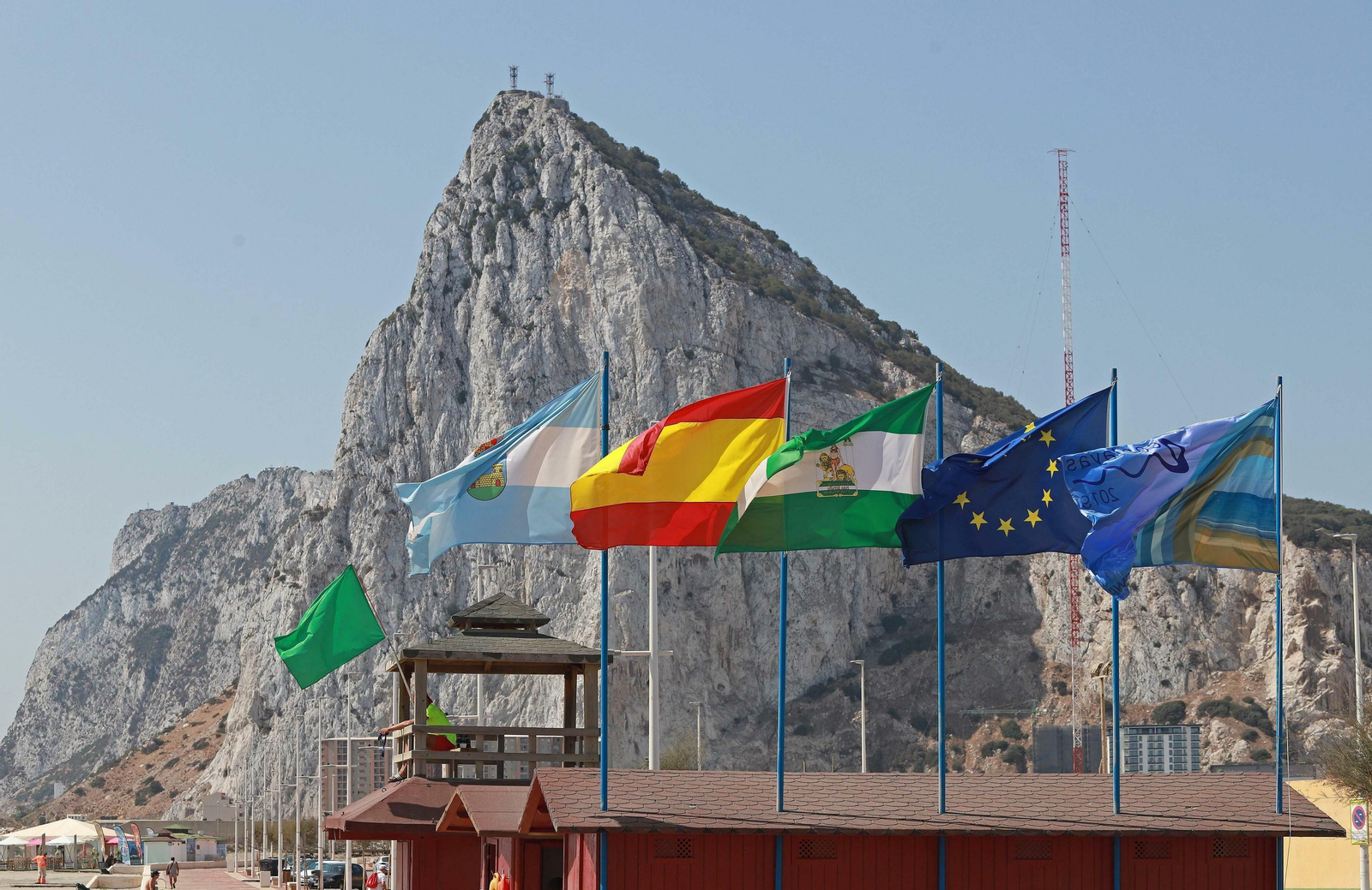 La bandera de Ecoplayas, a la derecha, en la playa de Santa Bárbara