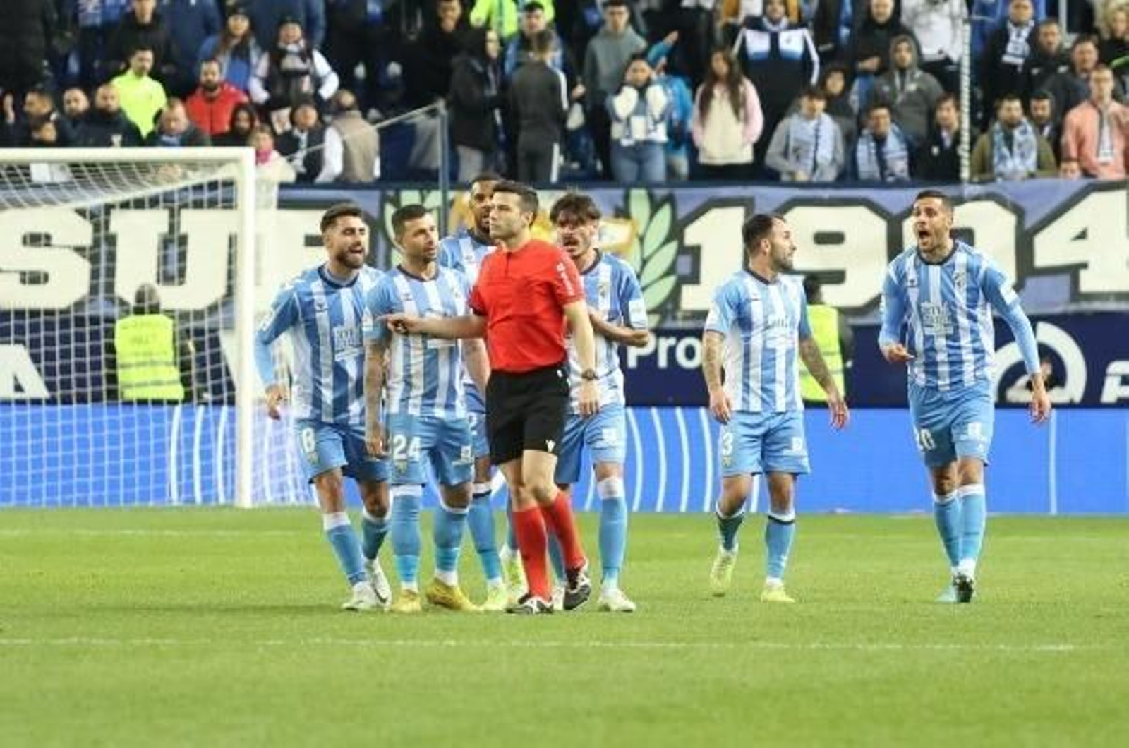 Esteban Burgos, segundos después de recibir la tarjeta roja