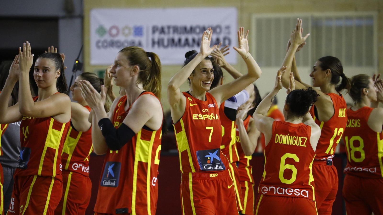 Las jugadoras españolas celebran el triunfo en Vista Alegre.
