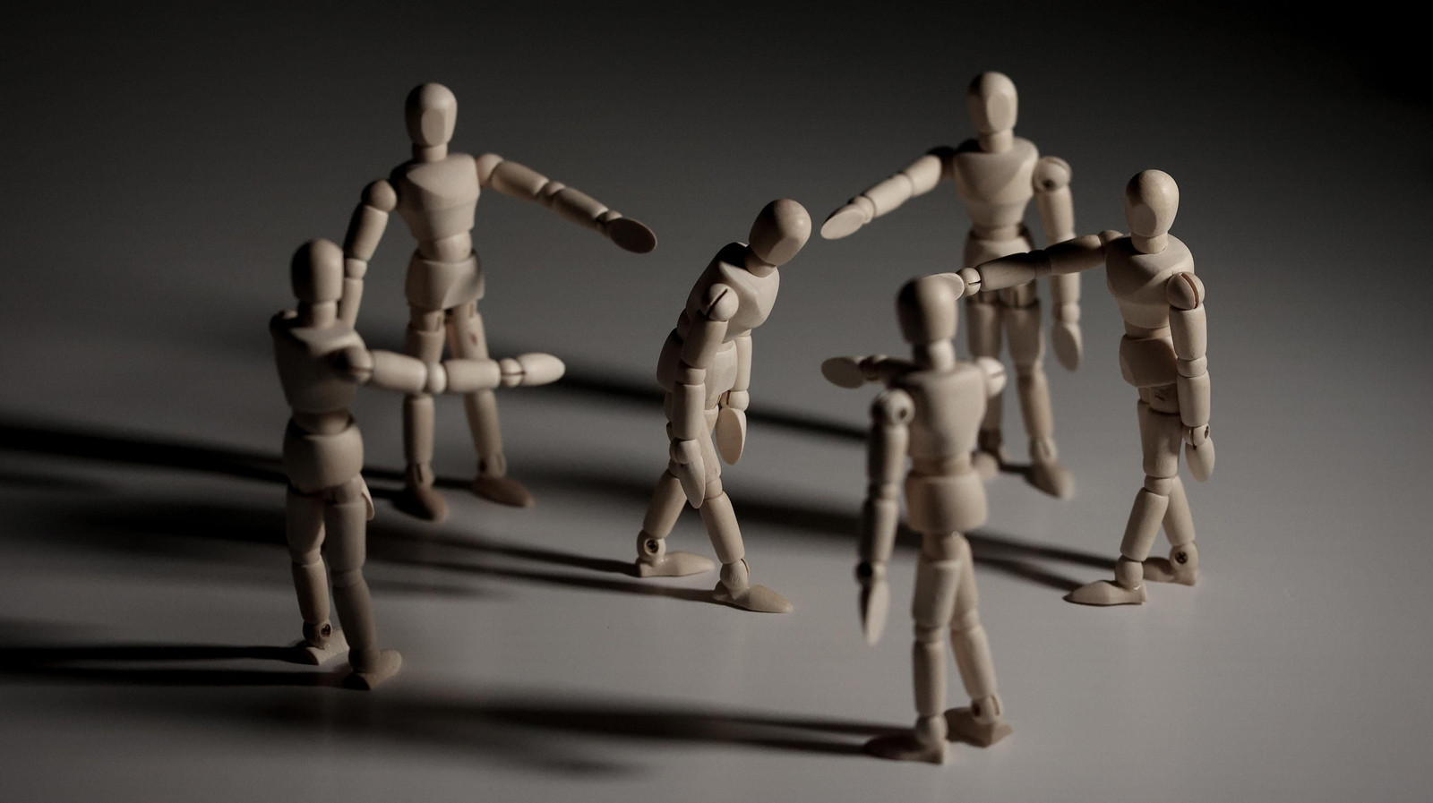 El maltratador en ocasiones busca aliados para sus fechorías.