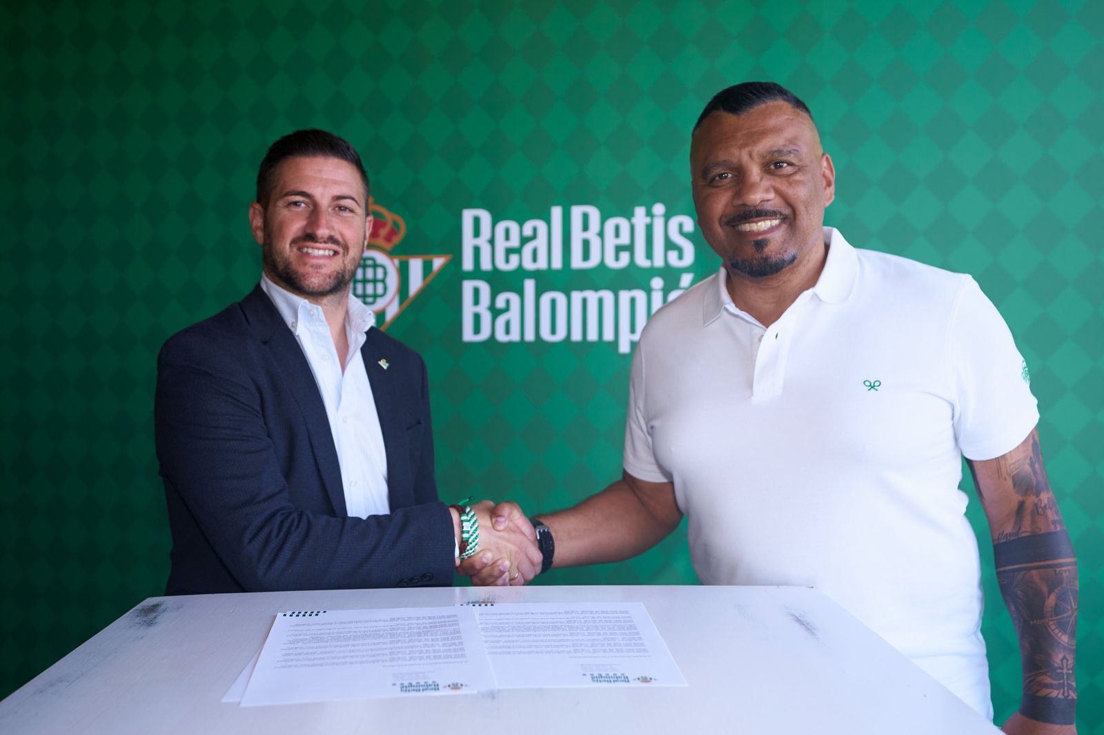 Rubén Cornejo y André Brocanelo posan tras la firma del contrato del brasileño este martes.