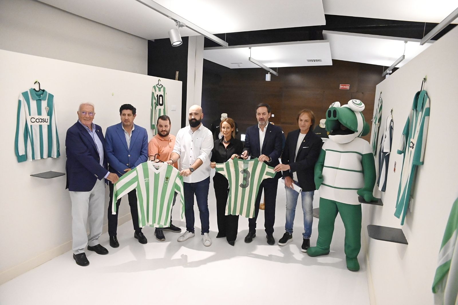 Las autoridades y organizadores, durante la presentación de la exposición.