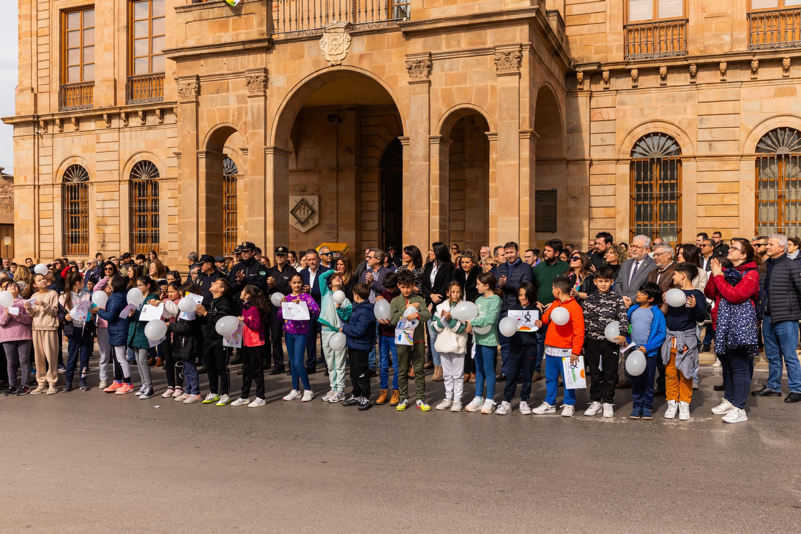 Decenas de linarenses guardan un minuto de silencio por la niña fallecida a causa del incendio en los Arrayanes.