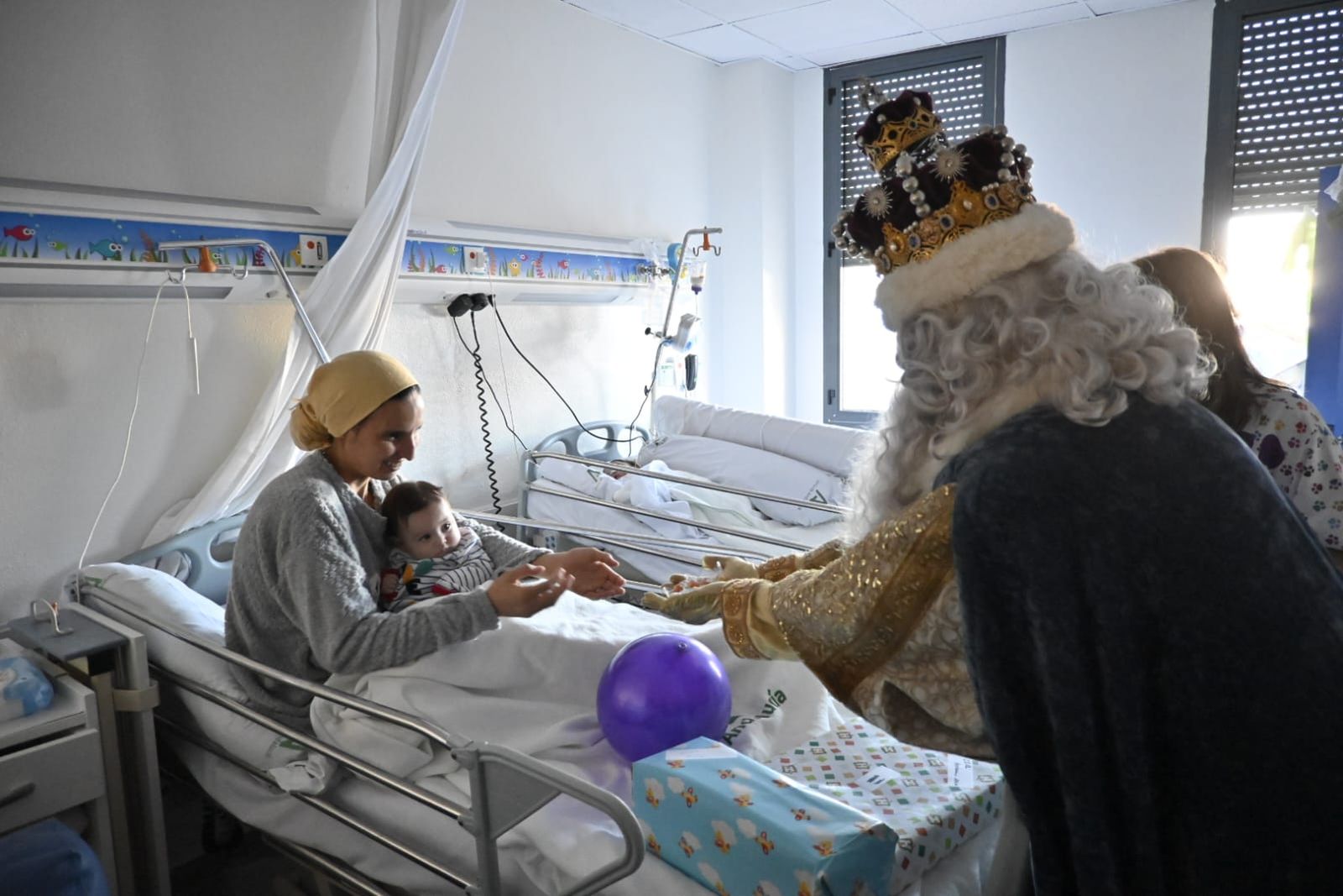 Los niños del Hospital Juan Ramón Jiménez de Huelva reciben la visita de los Reyes: las fotografías del emotivo momento
