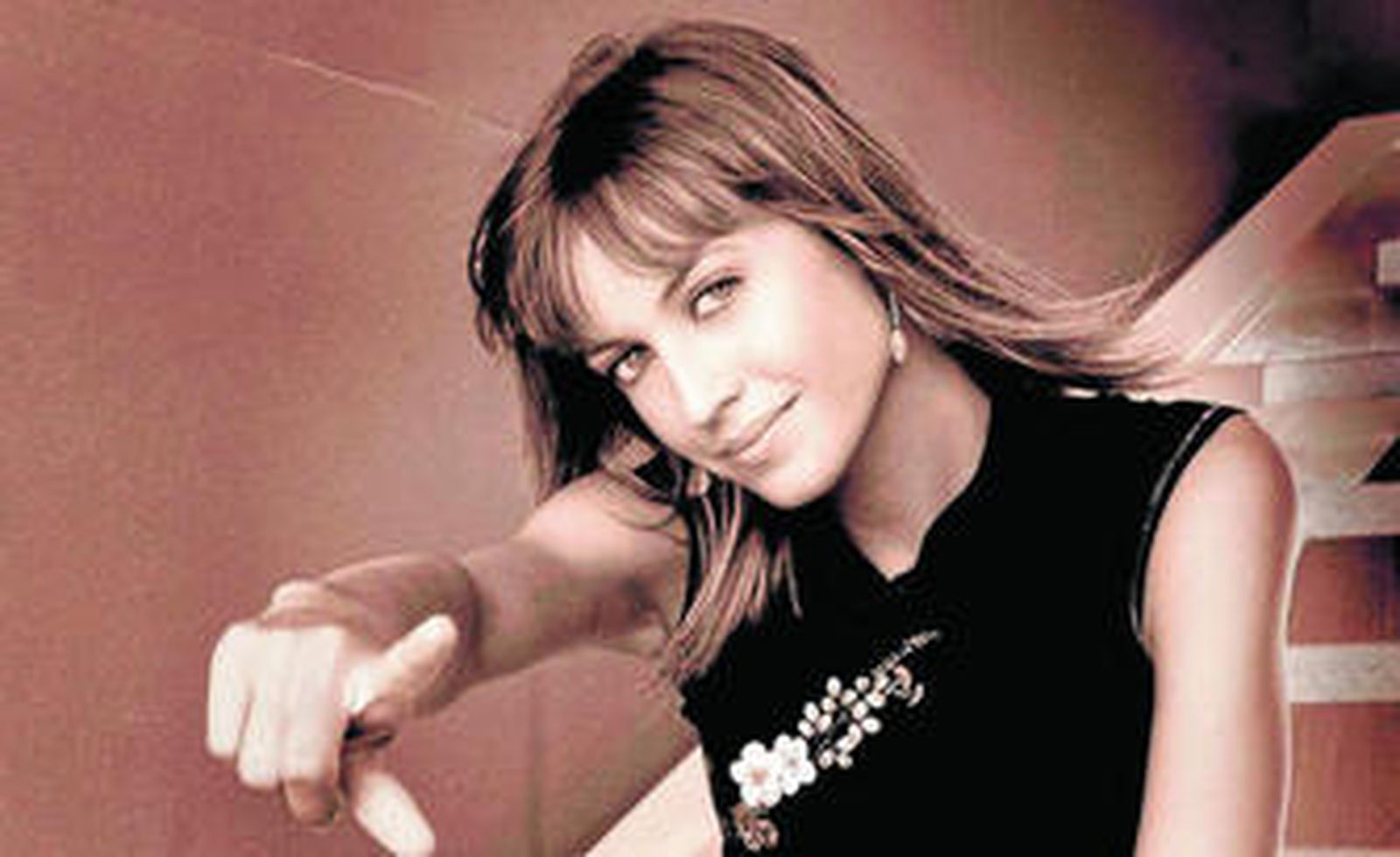 Ana muestra su sonrisa natural.