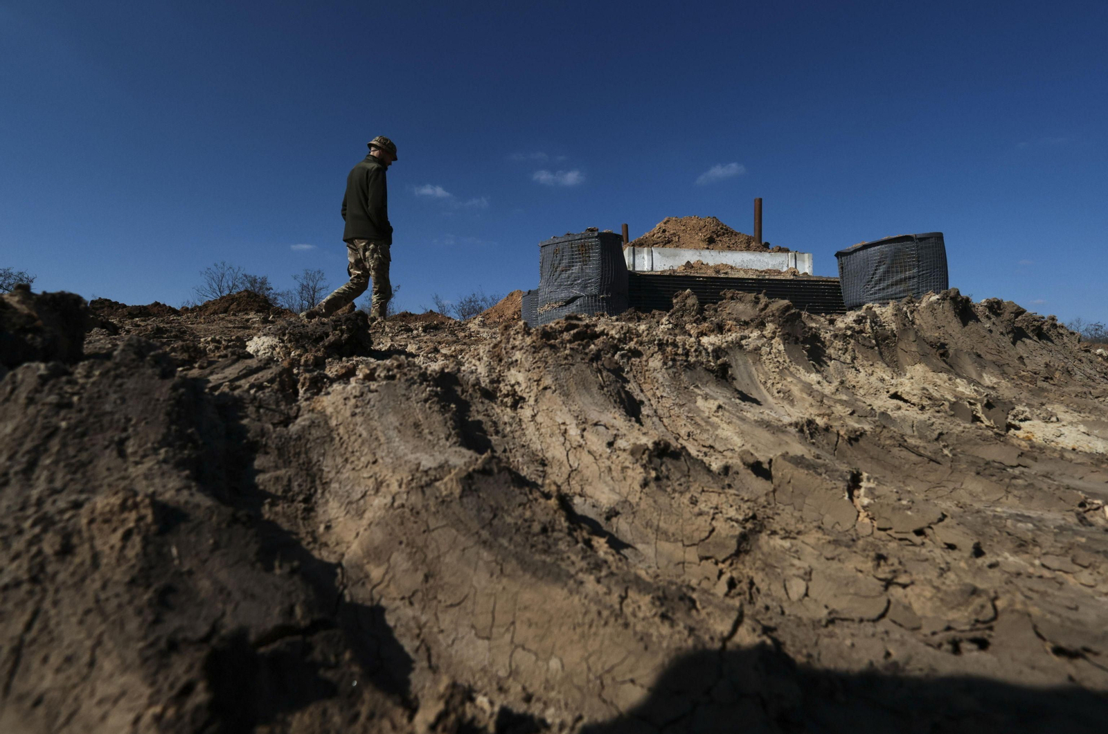 Ucranianos construyen una línea de fortificación en la región de Zaporiyia.