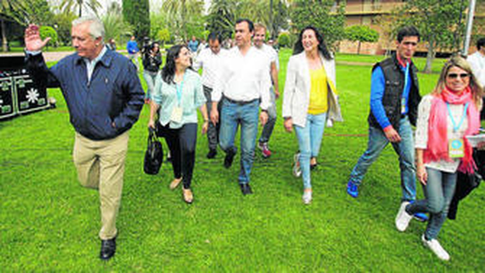 Javier Arenas, Fernando Martínez-Maíllo y Dolores López, ayer junto a dirigentes del PP de Córdoba y de NNGG.