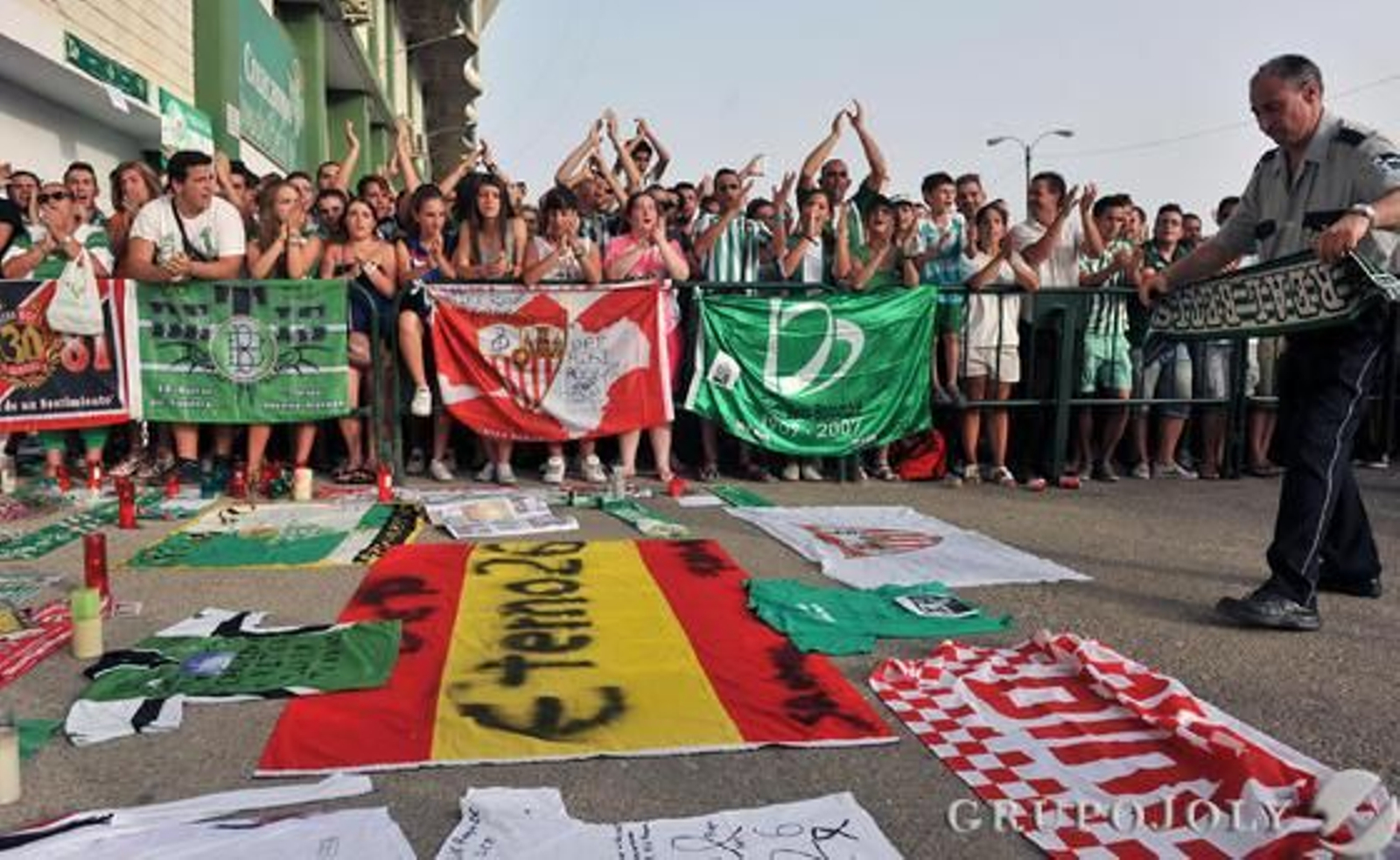 Aficionados en la puerta de cristal del Benito Villamarín.

Foto: Juan Carlos Muñoz