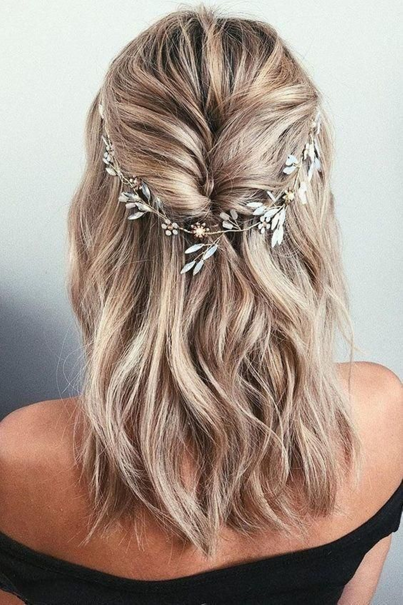 Semirecogido con diadema, de @weddingideas