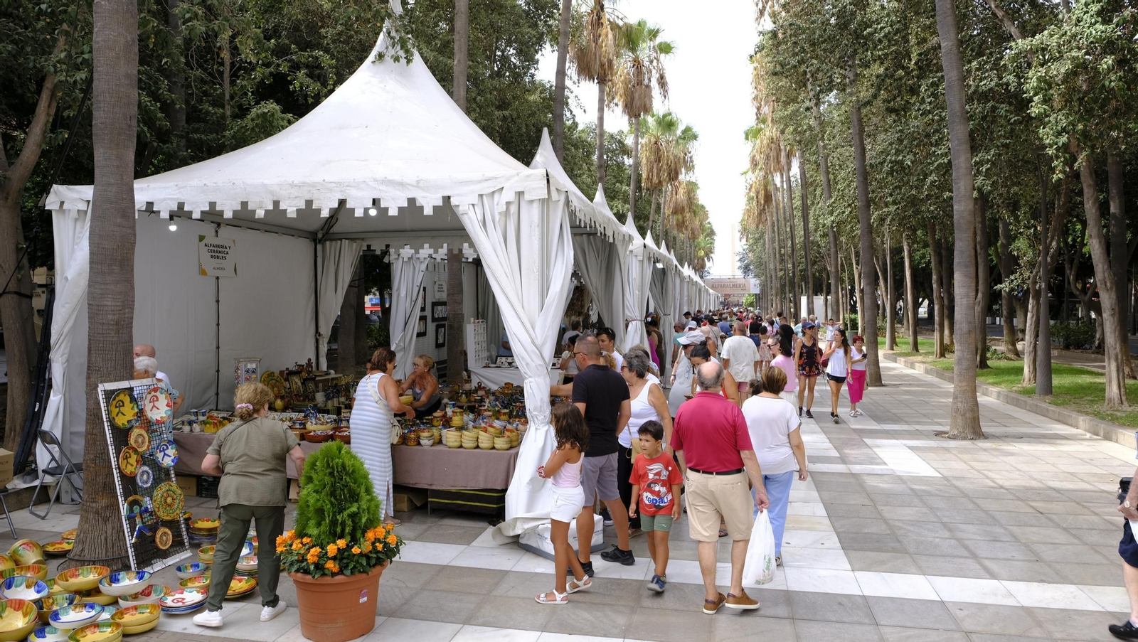 Las imágenes de los talleres familiares de cerámica en la Feria de Almería 2025