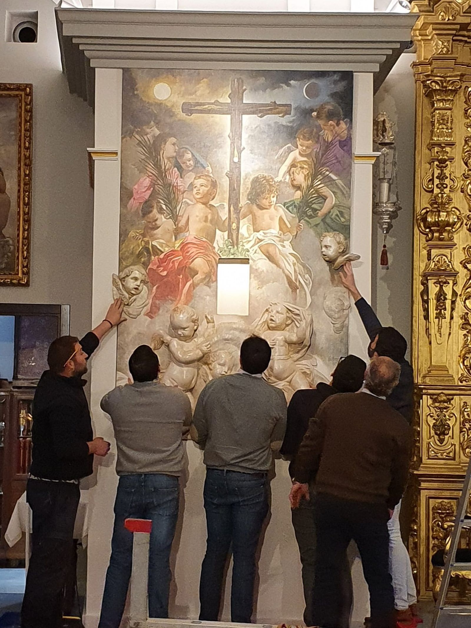 Momento de la colocación del nuevo retablo