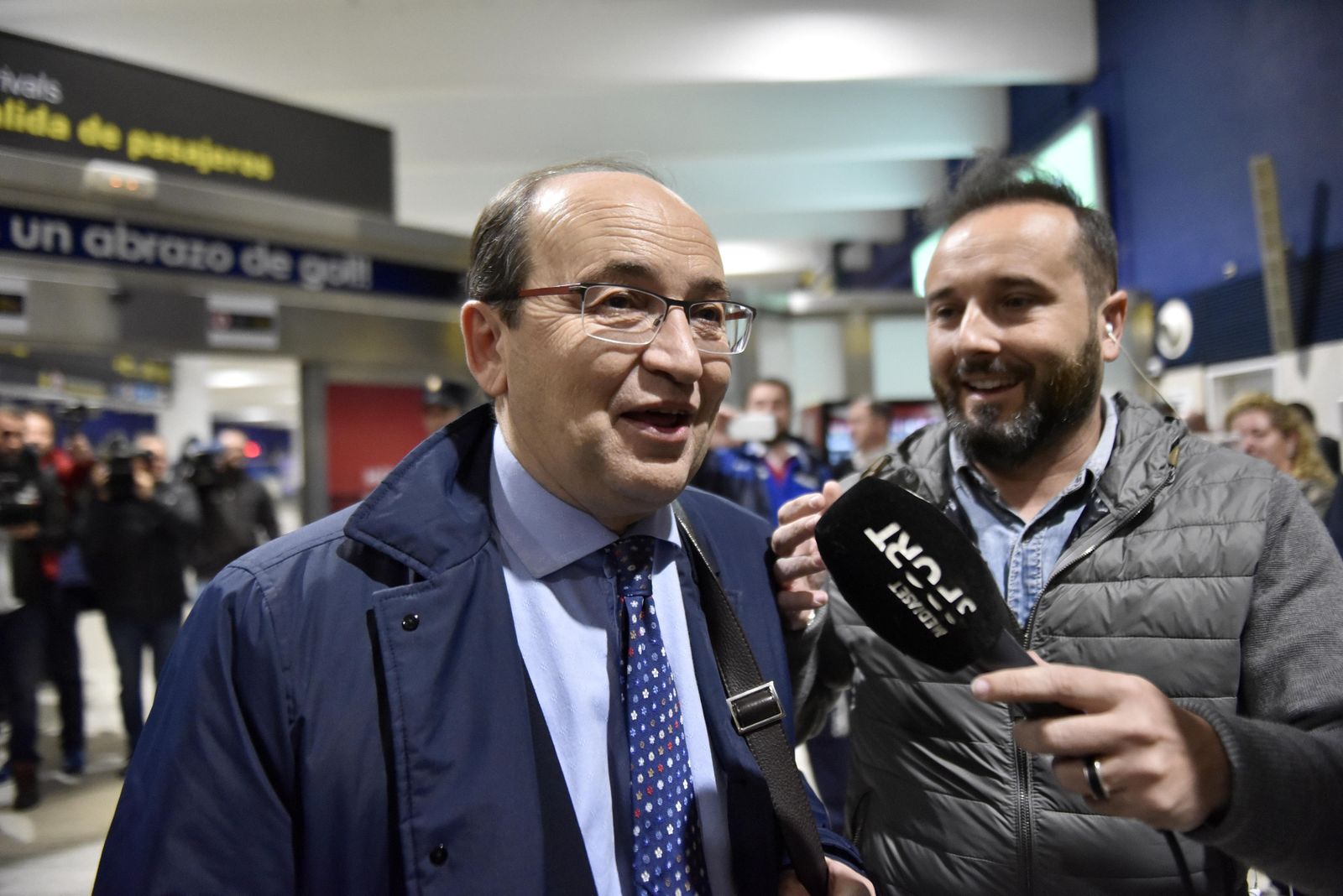 José Castro, muy sonriente en la terminal de llegadas de San Pablo.