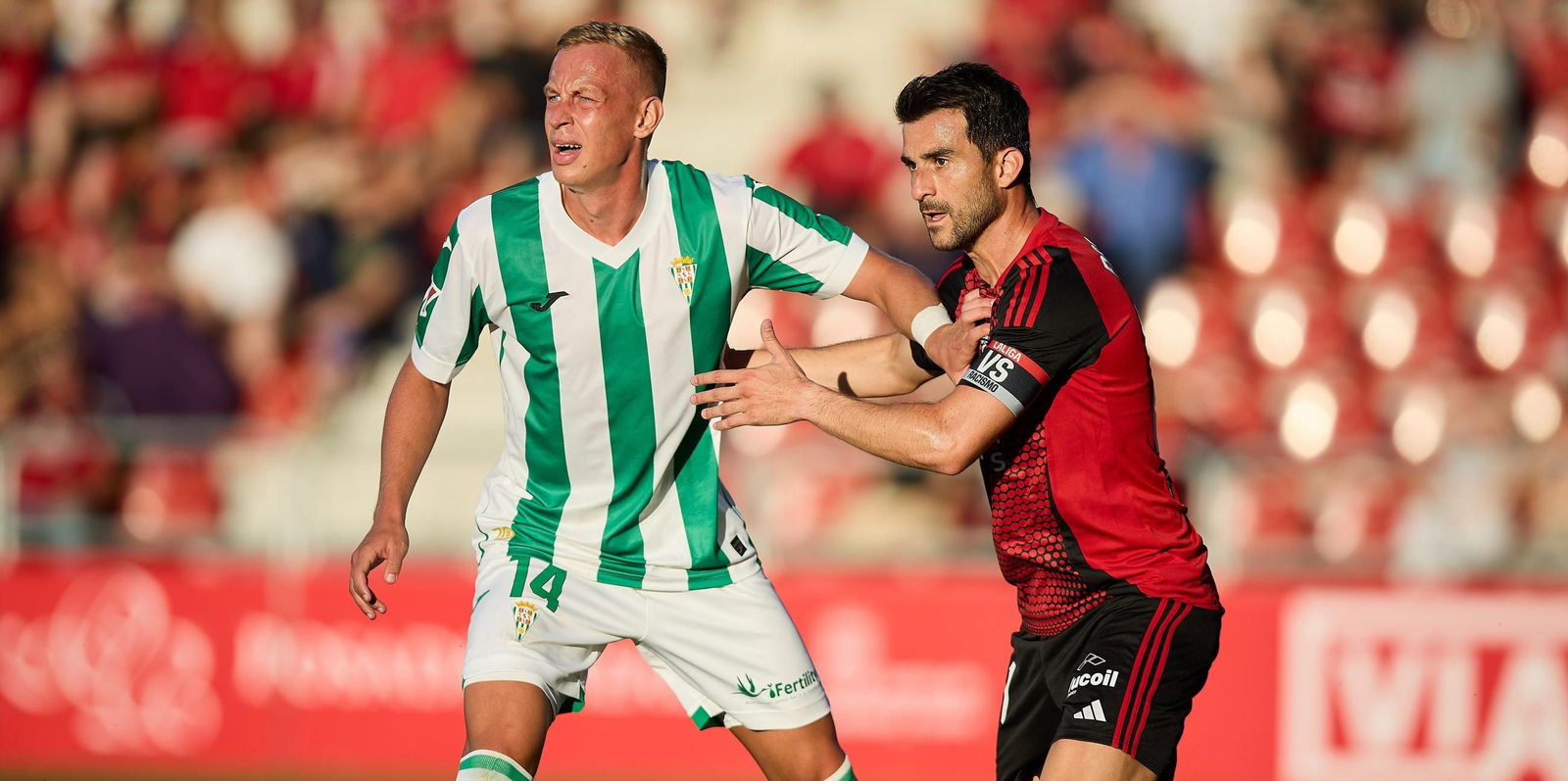 Obolskii pugna con Sergio Postigo en un lance del Mirandés - Córdoba CF.