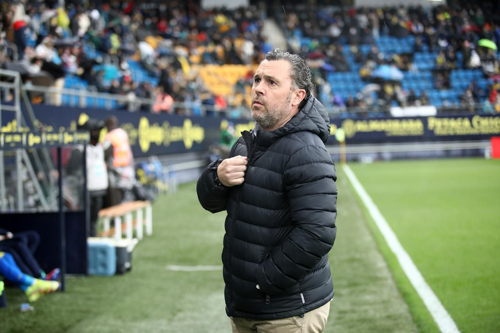 Sergio González mira a la grada de Tribuna antes del inicio del encuentro.