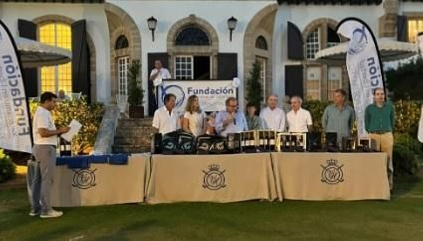 Un momento de la entrega de premios del torneo de la Fundación del Xerez DFC. Un momento de la entrega de premios del torneo de la Fundación del Xerez DFC.