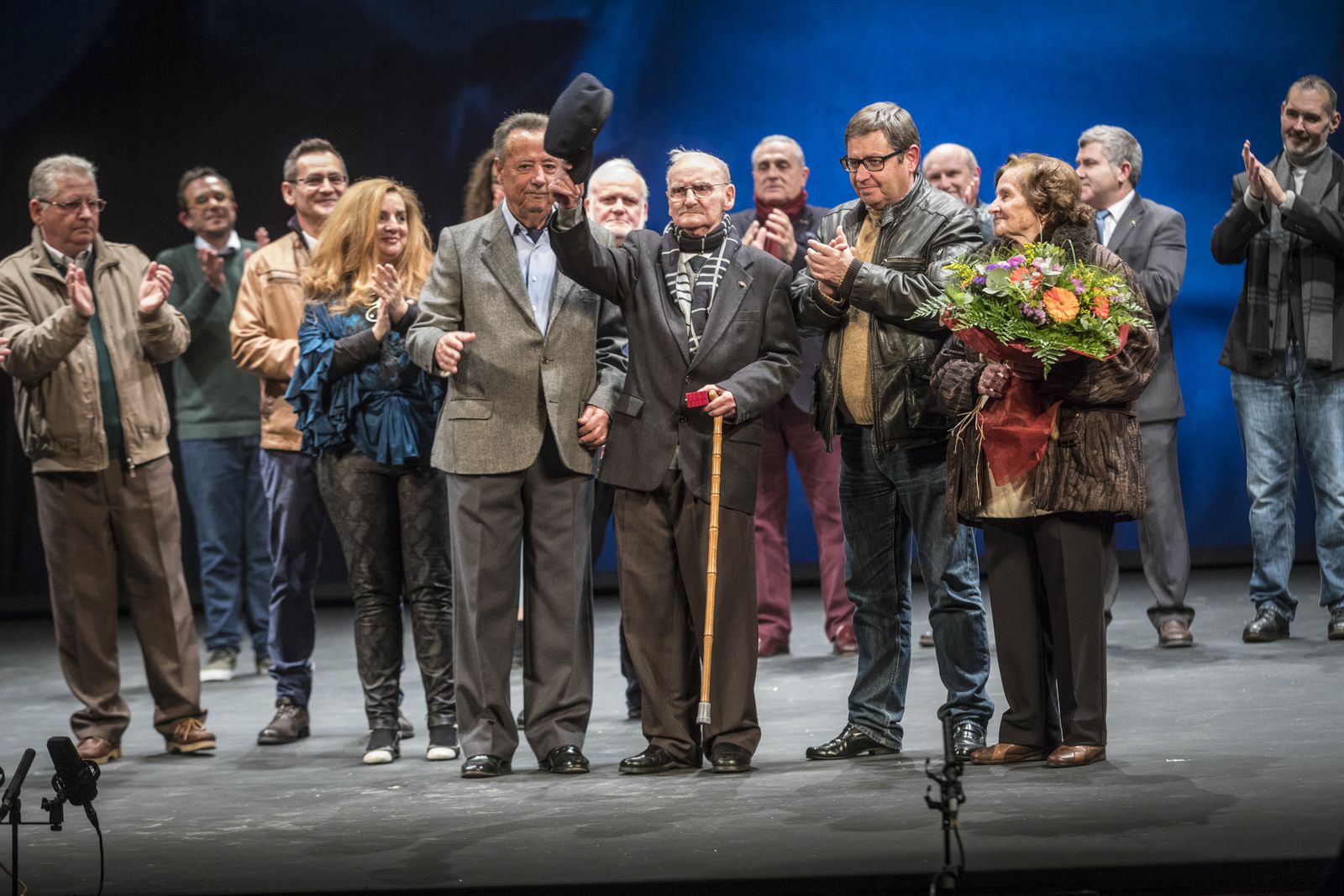 Pepe Mena saluda con la gorra a la afición después de ser homenajeado.