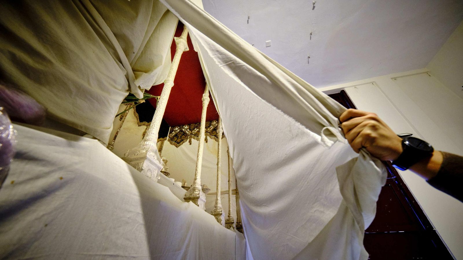 El palio de Gracia y Esperanza del Huerto, envuelto en mantas. El palio de Gracia y Esperanza del Huerto, envuelto en mantas.