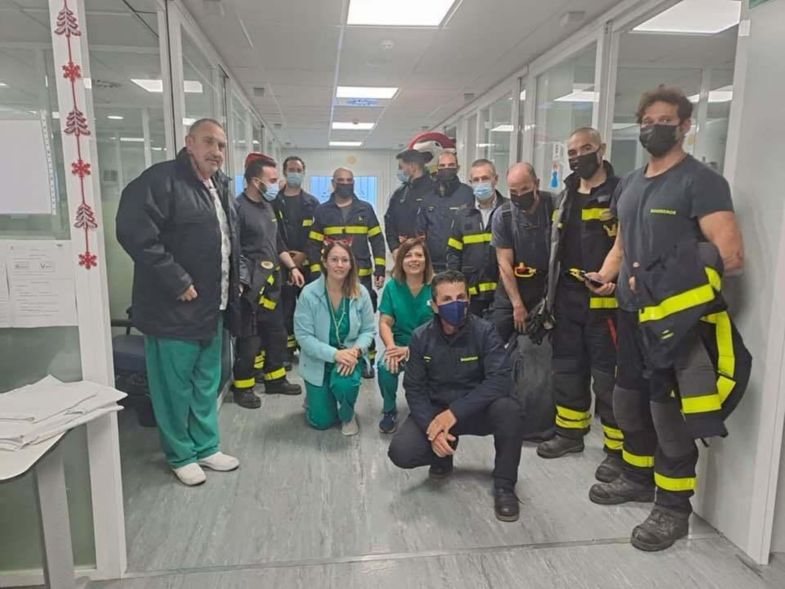 Emotiva visita de los bomberos de Jerez en Nochebuena el Hospital