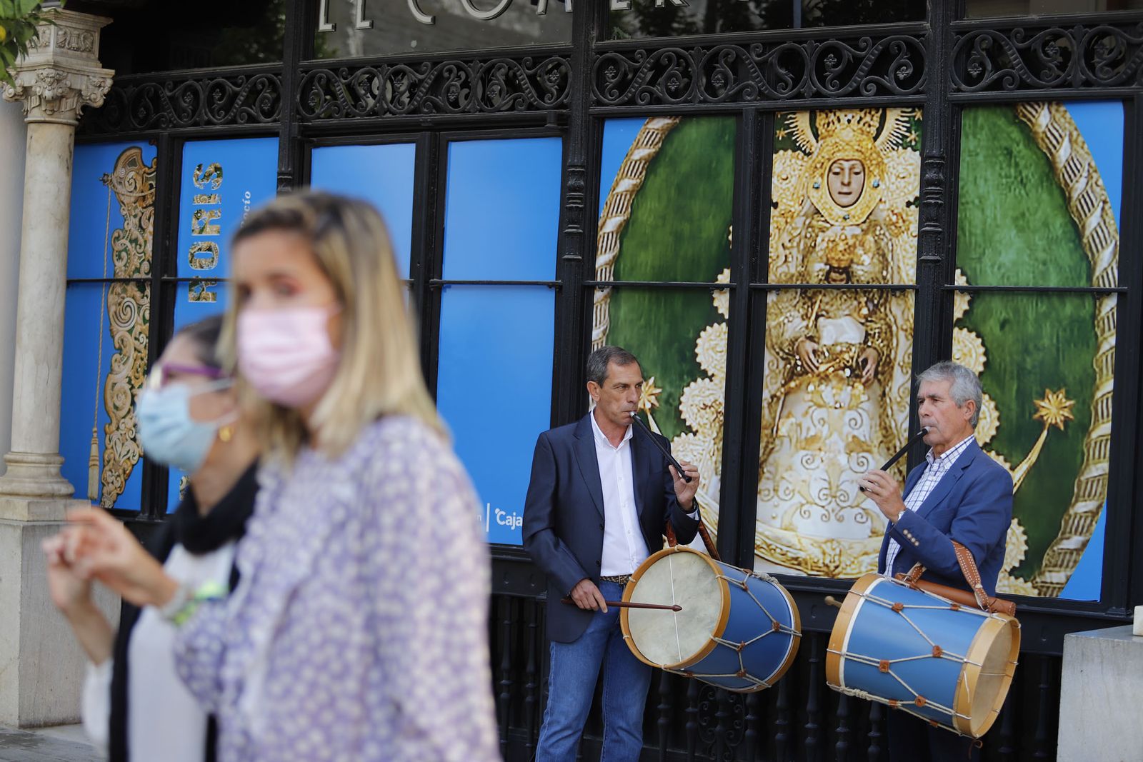 Imágenes de la inauguración de la exposición Regina Roris en la sala de la Fundación Cajasol 'El Comercial'