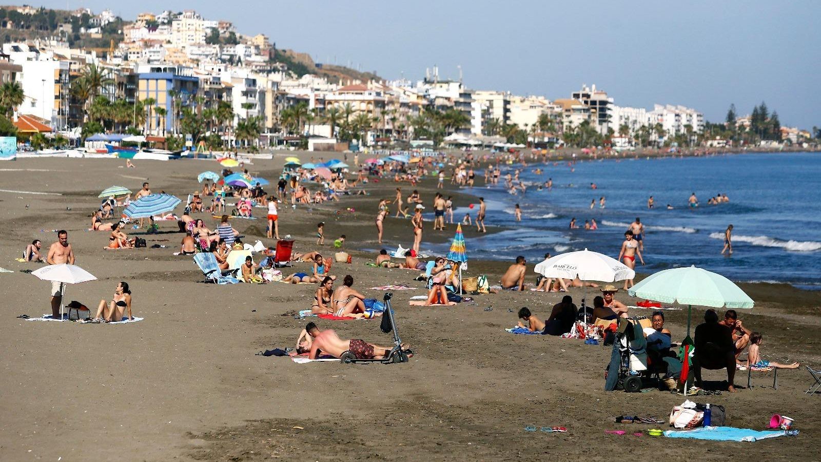 Bañistas en la playa de Rincón de la Victoria. Bañistas en la playa de Rincón de la Victoria.