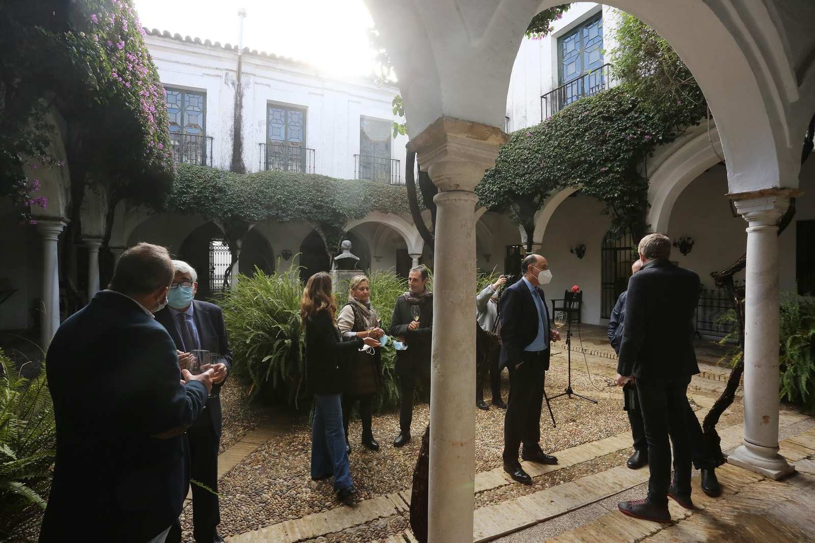 Presentación del logo de los actos del bicentenario de Barbadillo y el botellero de la bodega