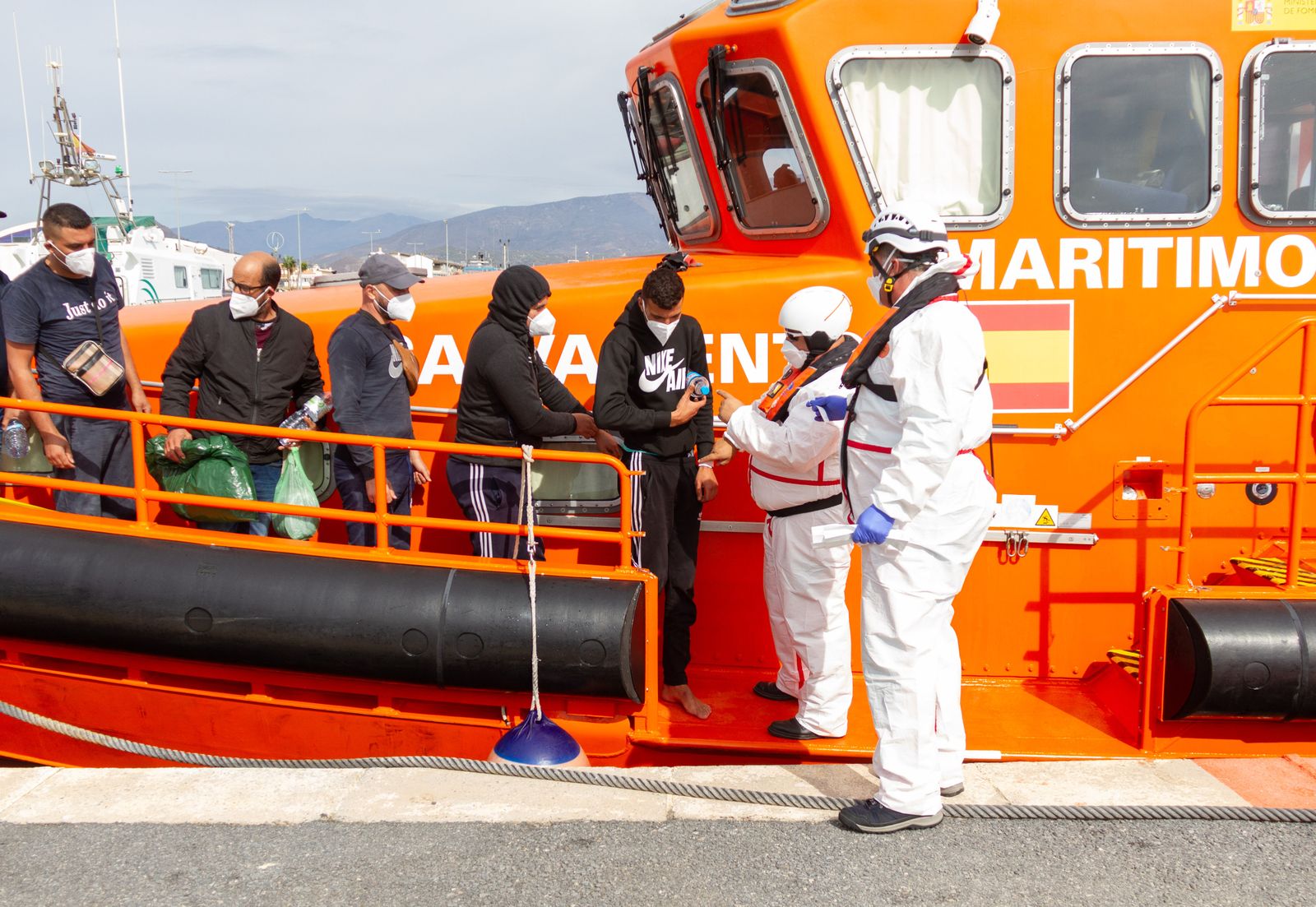 Trasladan al Puerto de Motril a  10 migrantes de una embarcación a la deriva en la costa de Granada