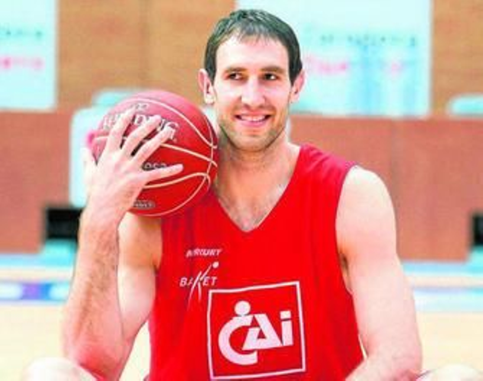 Golubovic posa con la camiseta del CAI, durante su presentación con el club maño.