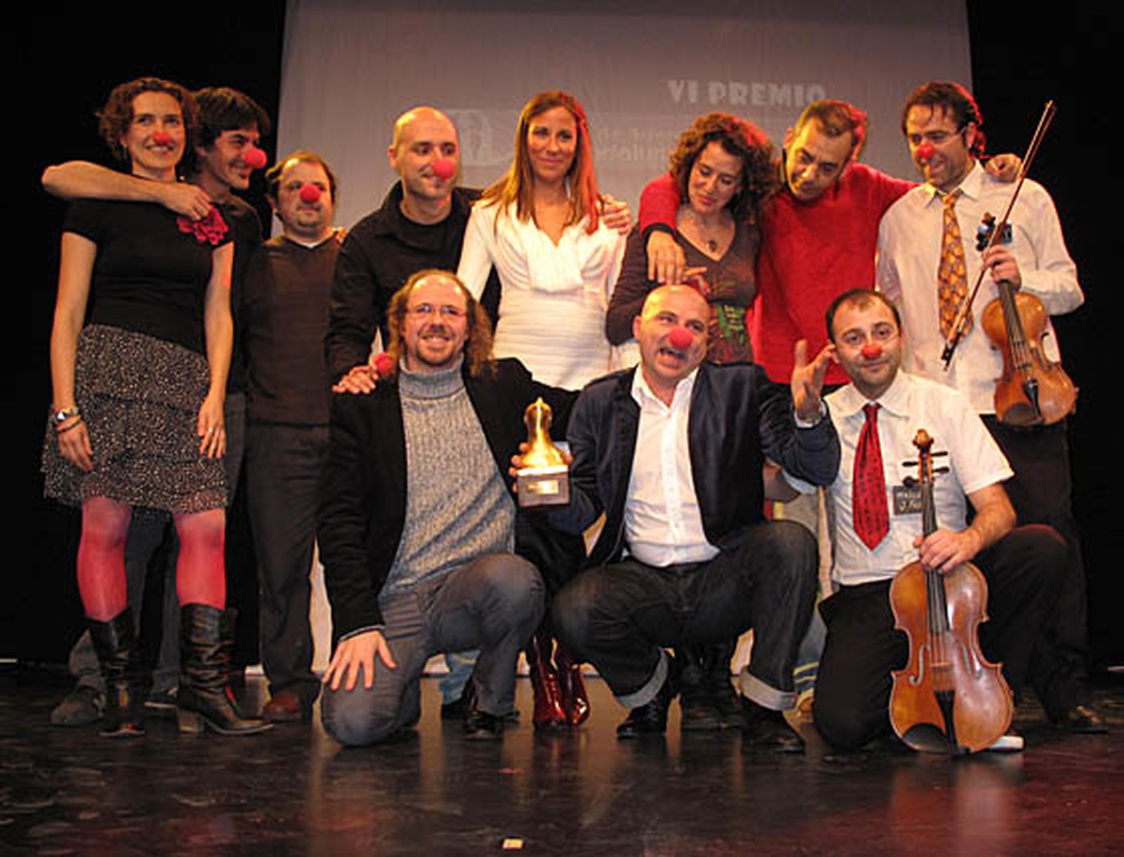 Los actores, con sus respectivas parejas, y el resto de componentes de 'Síndrome Clown'.

Foto: Victoria Ramírez