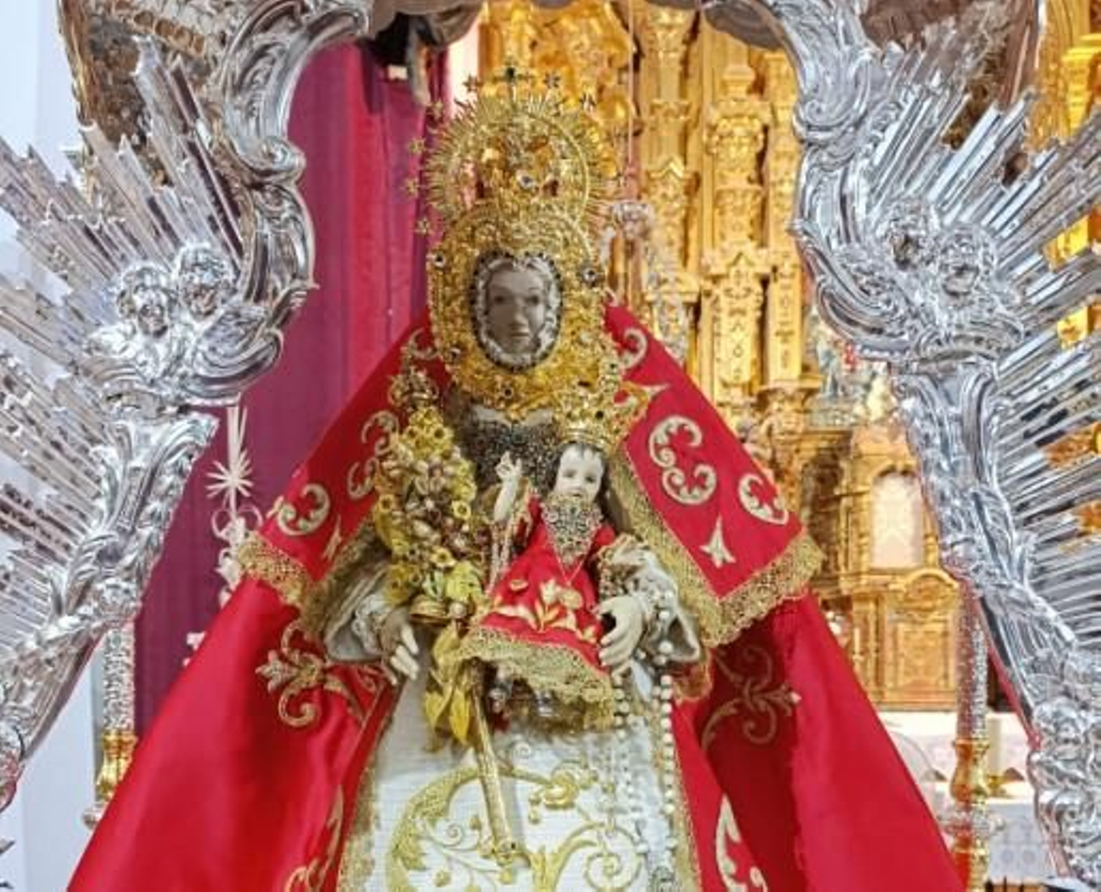 La Virgen del Valle de Santaella, en su trono con su nueva saya.