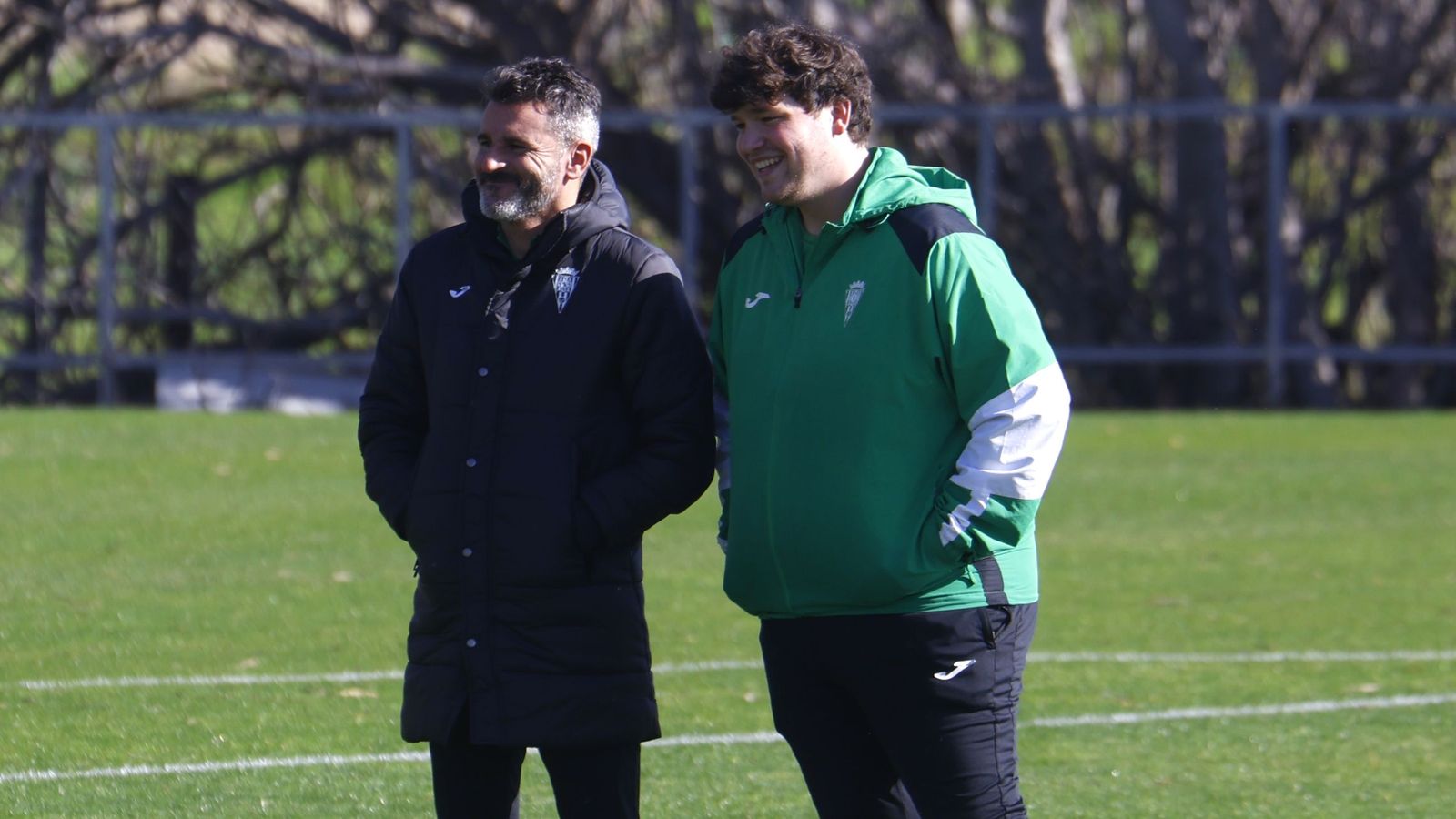Iván Ania, junto a un miembro del 'staff' del Córdoba CF, en la Ciudad Deportiva.