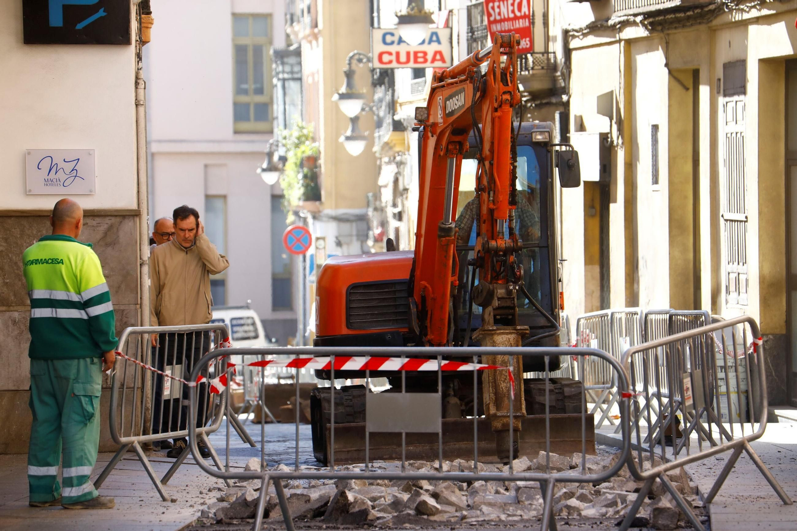 La reapertura al tráfico del primer tramo de la calle Alfaros, en imágenes