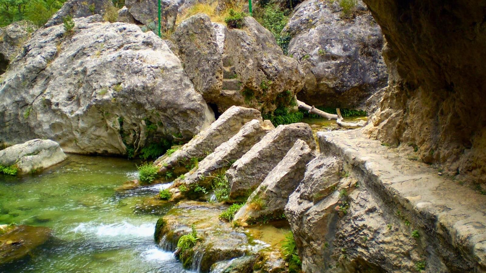 El sendero tiene partes acuáticas muy recomendadas para senderistas experimentados.