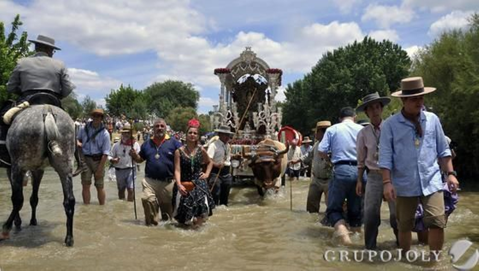 La Hermandad de Sevilla cruza el Quema camino del Rocío.

Foto: Juan Carlos Vázquez